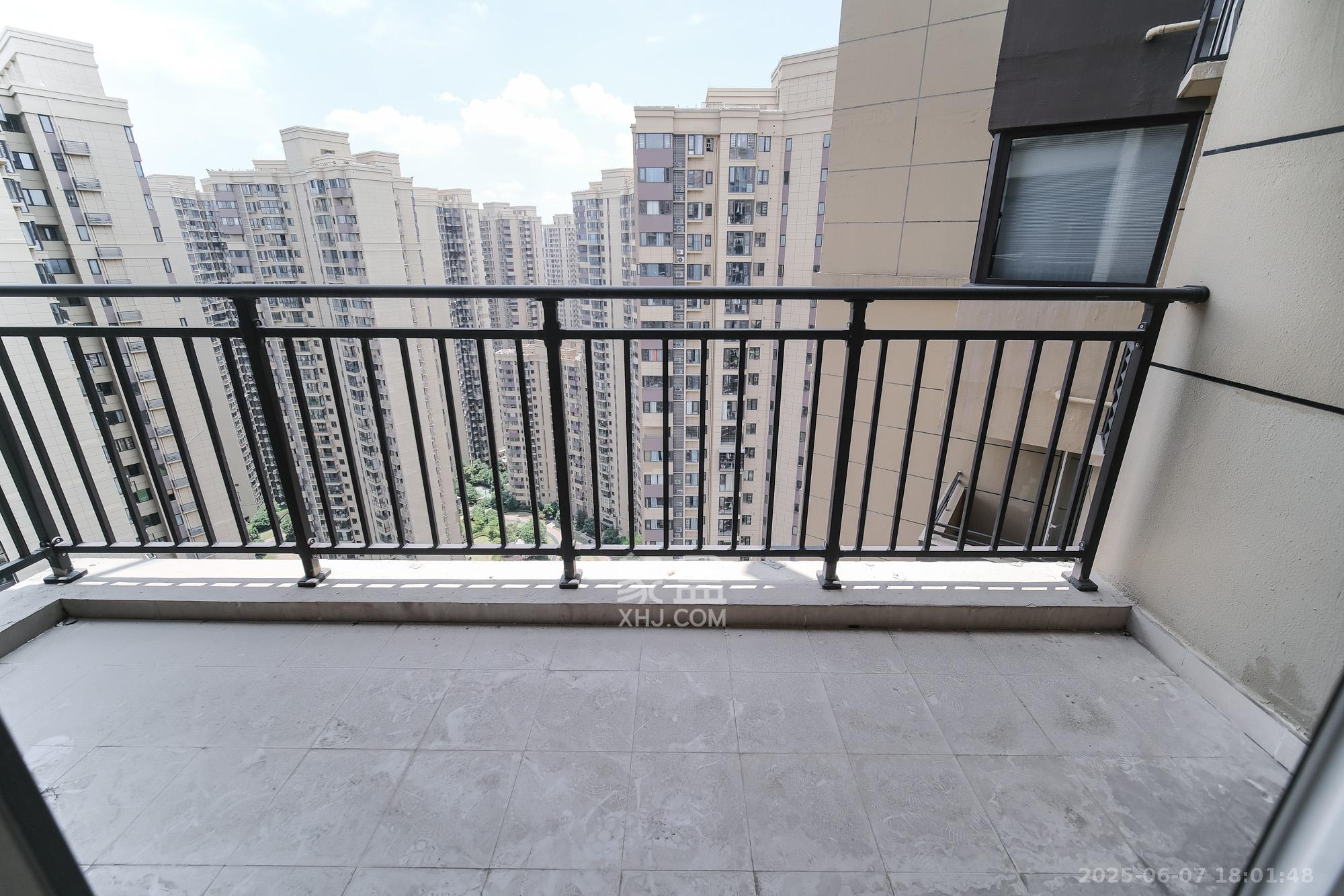 保利香槟国际 4室2厅2卫 110.0万 保利香槟国际 4室2厅2卫 110.0万阳台