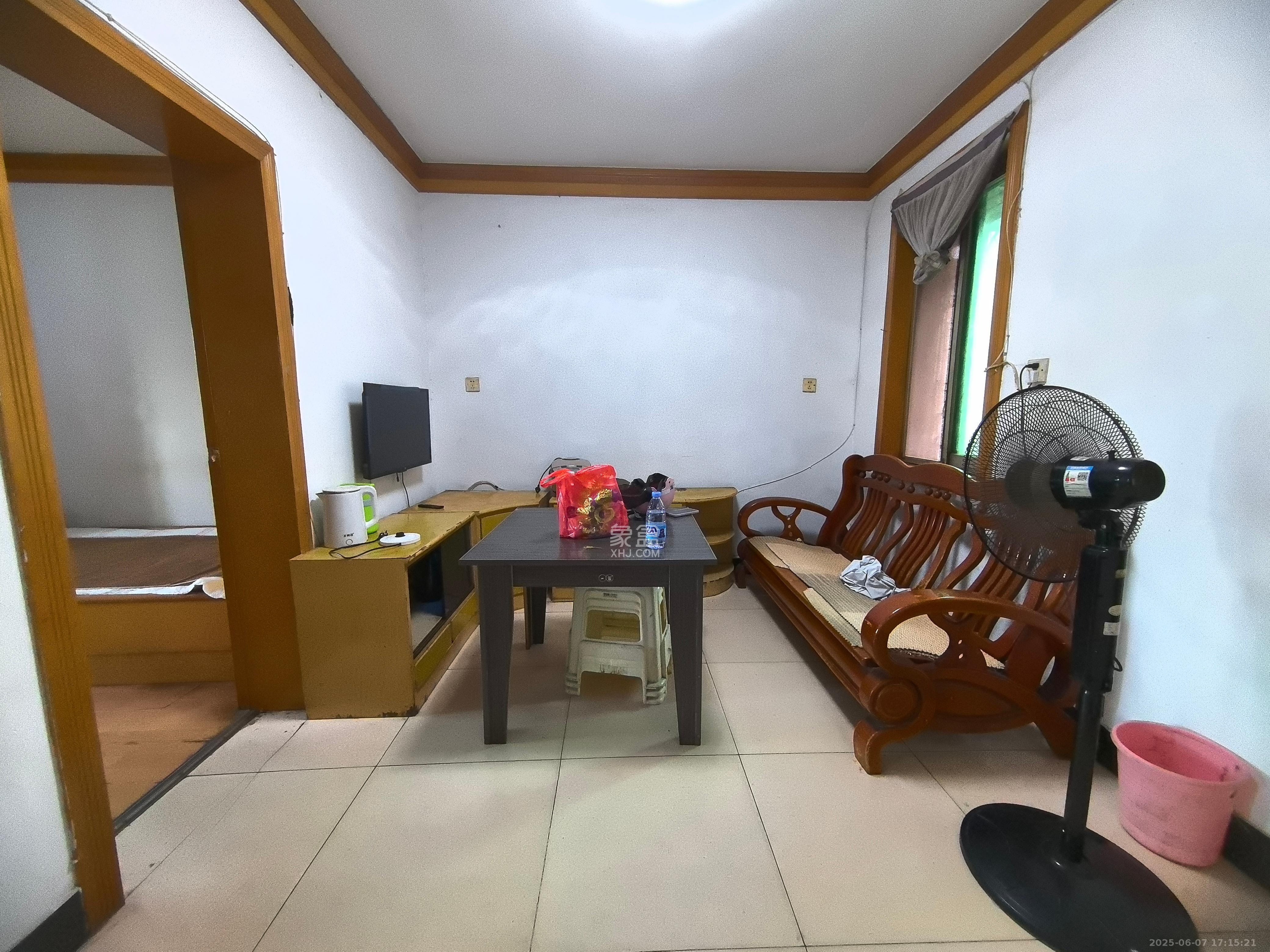 新天小区  2室1厅1卫    1000.0元/月 新天小区  2室1厅1卫    1000.0元/月室内图