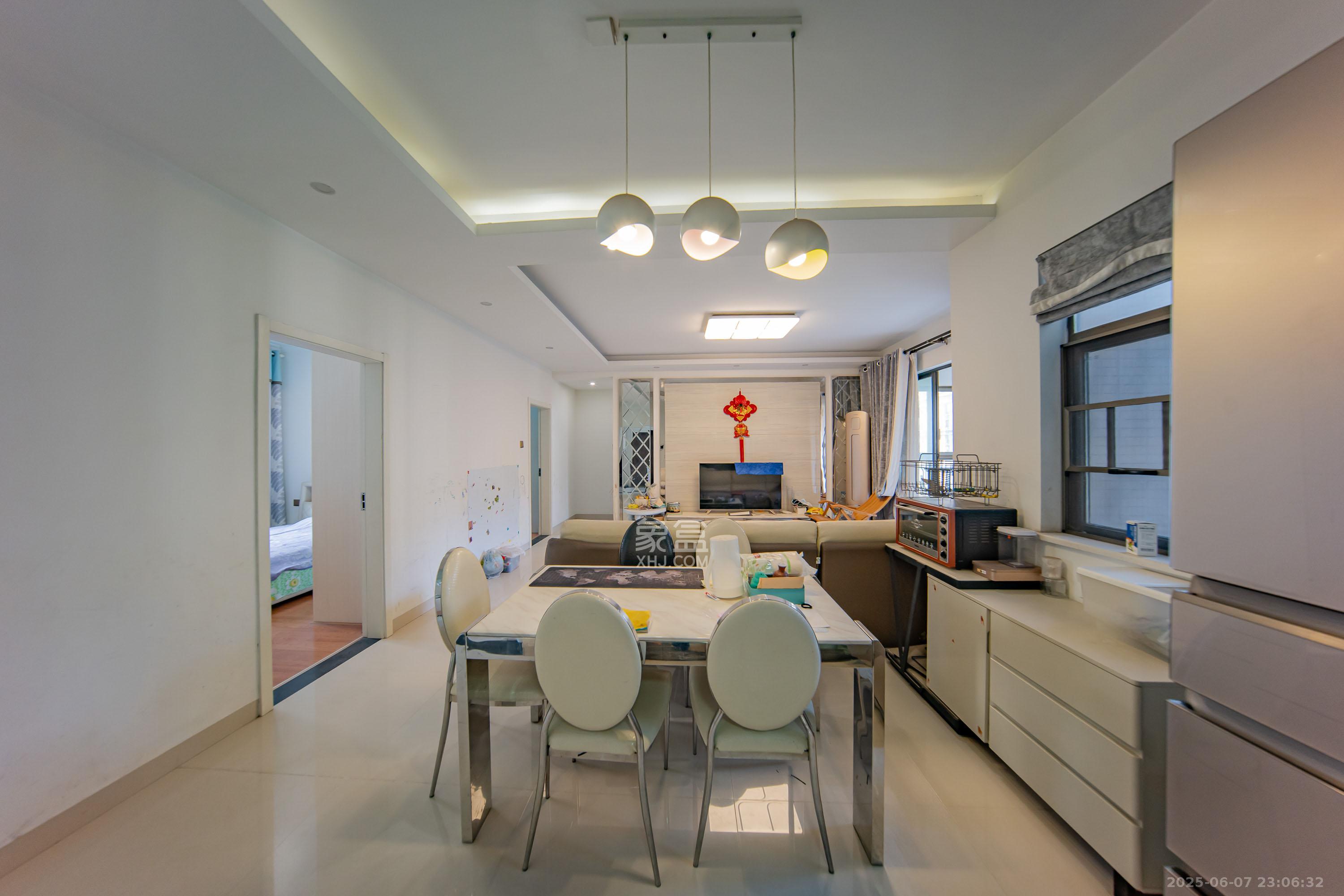 江山帝景雅典  3室2厅2卫    121.0万客厅