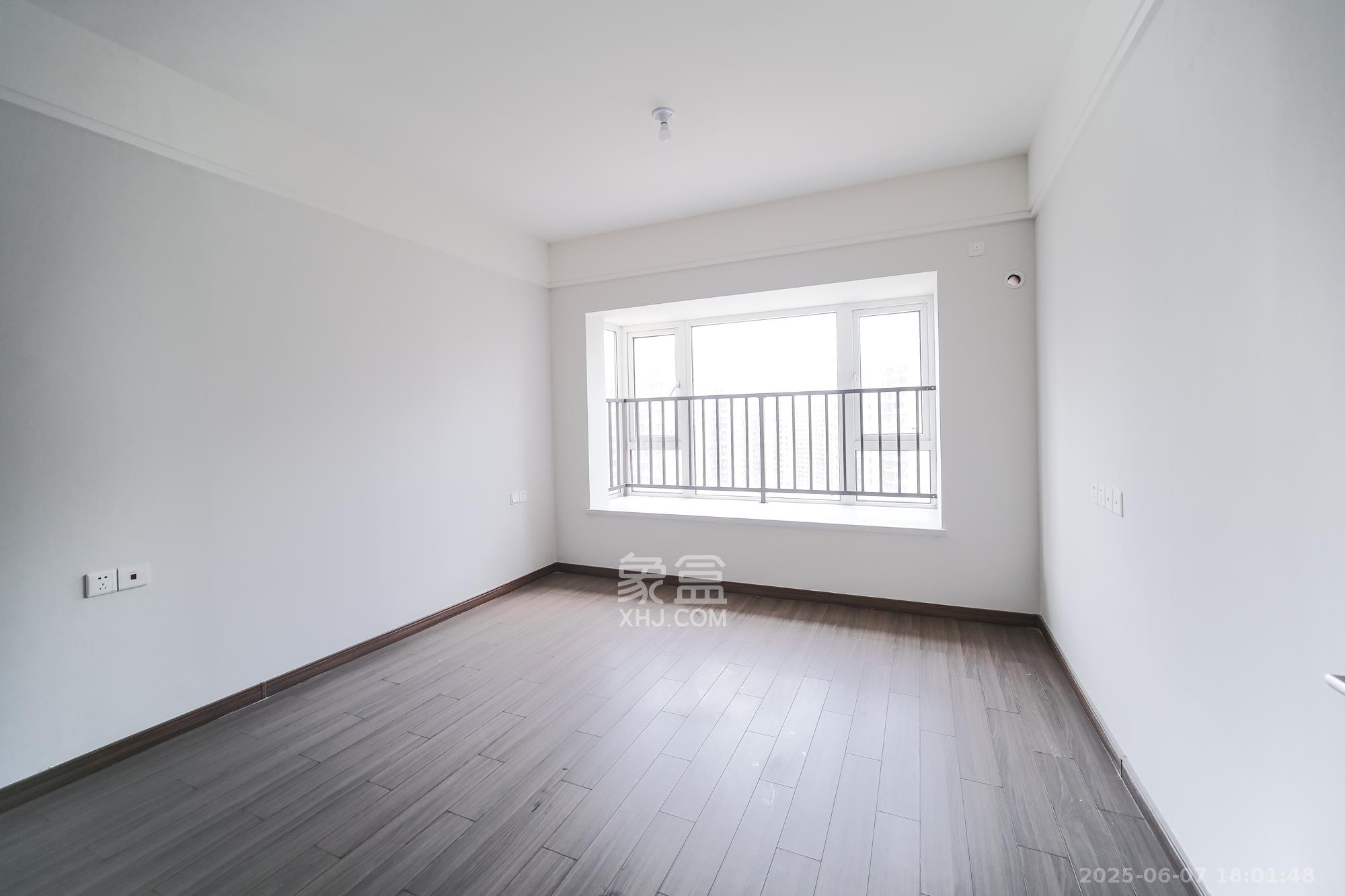 保利香槟国际 4室2厅2卫 110.0万 保利香槟国际 4室2厅2卫 110.0万卧室