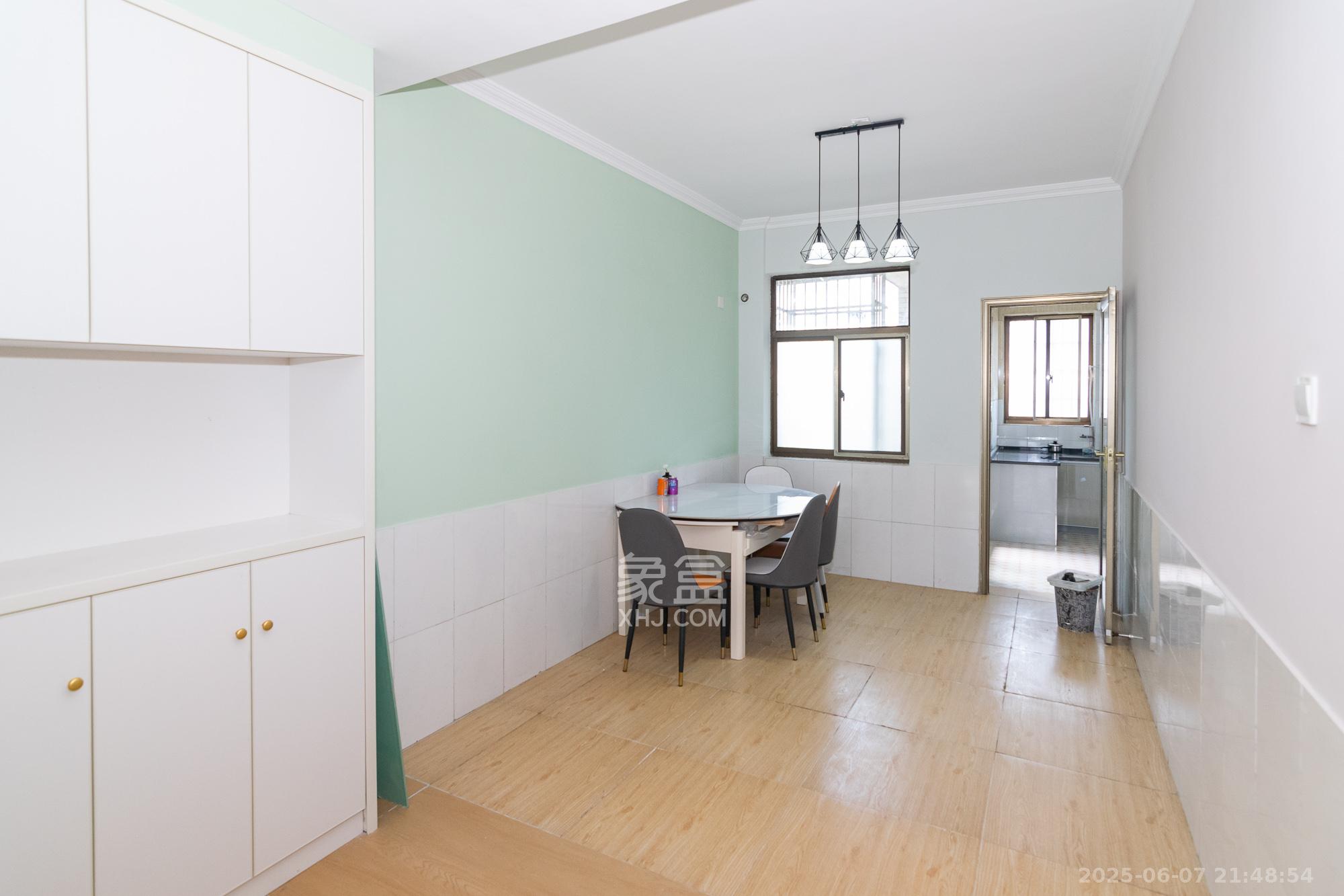 高塘览胜  3室2厅2卫    69.8万 高塘览胜  3室2厅2卫    69.8万客厅