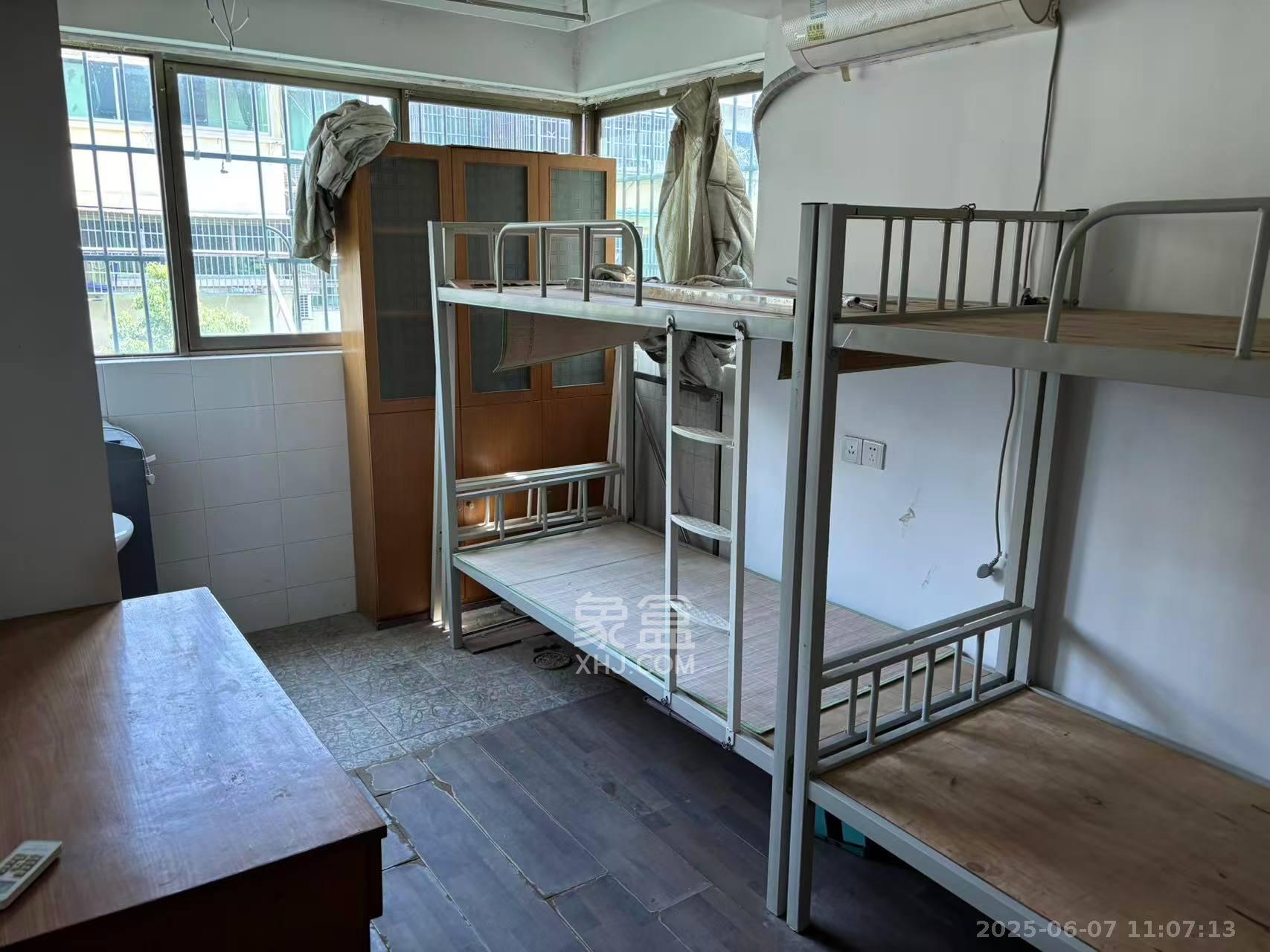 仁和家园  3室1厅2卫   1800.00元/月室内图