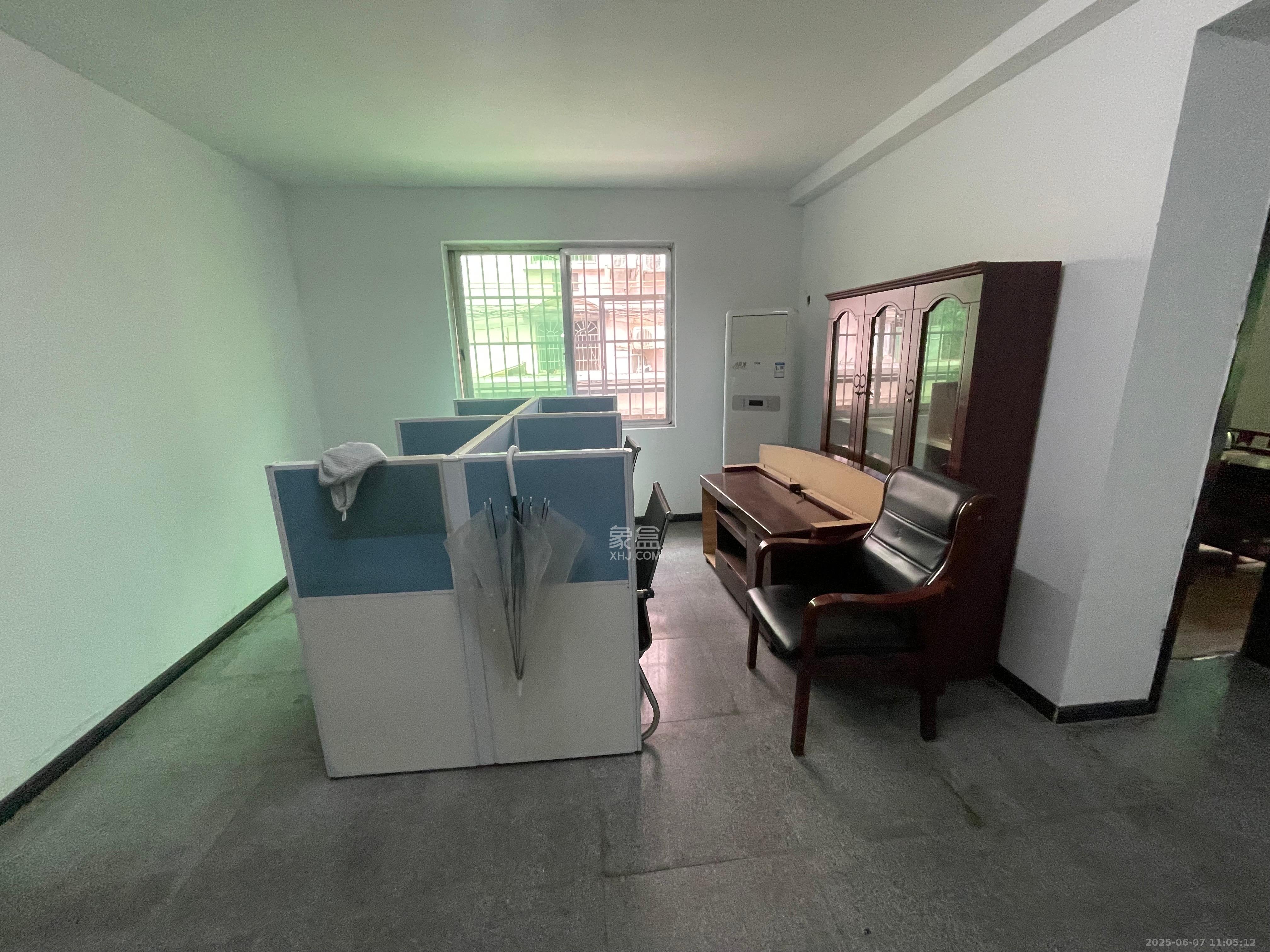 马王堆陶瓷建材新城 3室2厅1卫 2600.0元/月 马王堆陶瓷建材新城 3室2厅1卫 2600.0元/月室内图