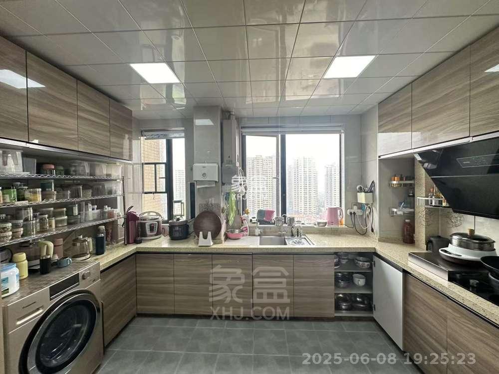 春藤小镇  3室2厅2卫   1800.00元/月室内图