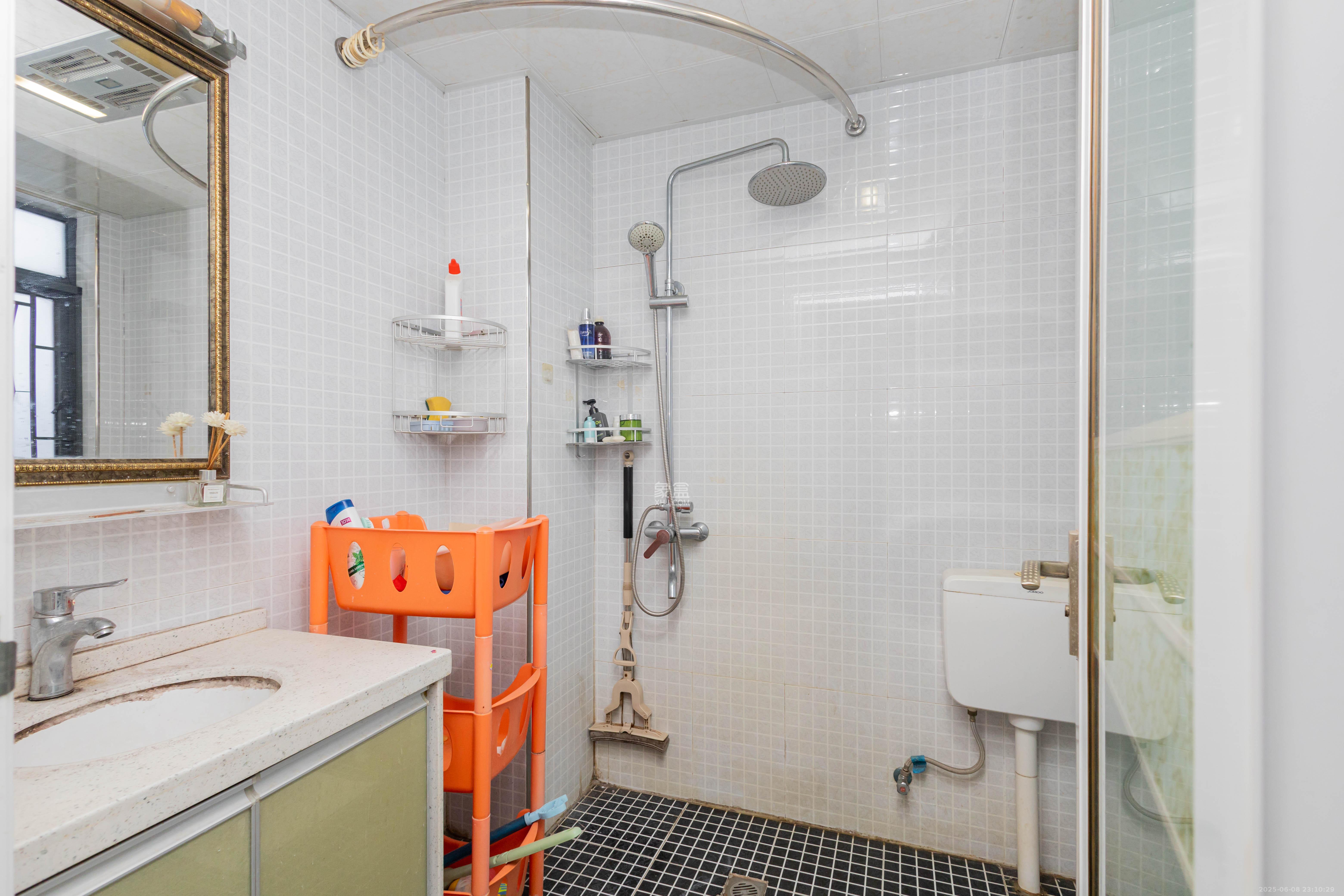 中国铁建国际城一期 3室2厅1卫 43.8万 中国铁建国际城一期 3室2厅1卫 43.8万卫生间