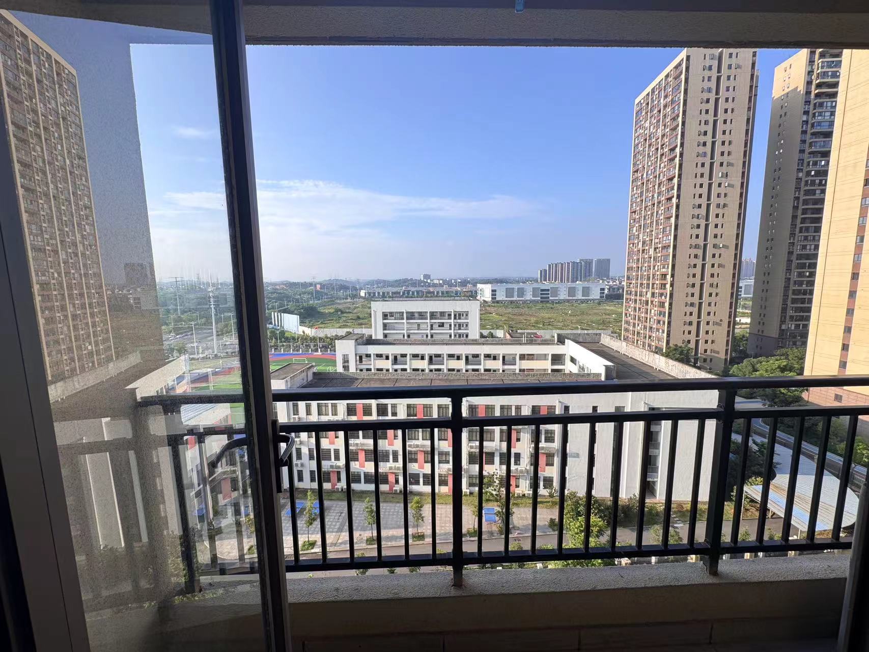 华耀碧桂园十里江湾誉峯 3室2厅2卫 2200.0元/月 华耀碧桂园十里江湾誉峯 3室2厅2卫 2200.0元/月室内图