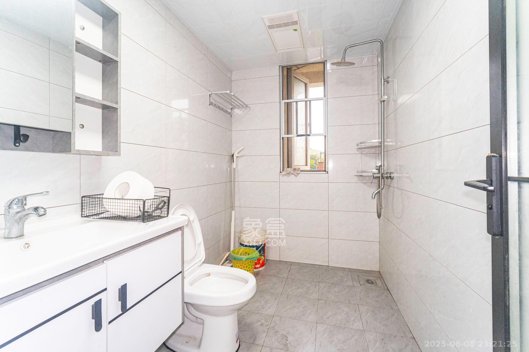 金地艺境 3室2厅2卫 75.0万 金地艺境 3室2厅2卫 75.0万卫生间