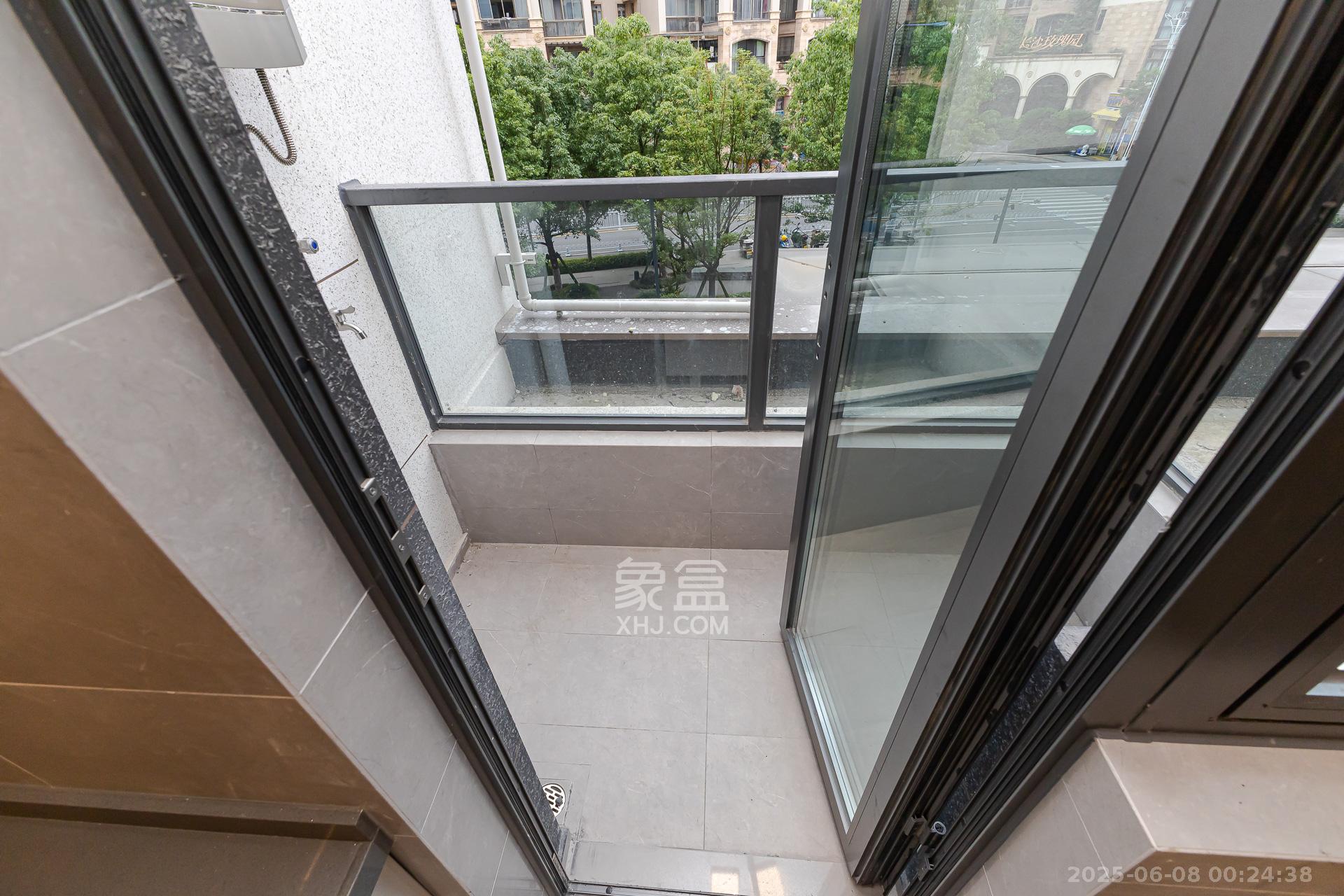 时代倾城汀蓝(时代倾城六期) 3室2厅3卫 179.0万 时代倾城汀蓝(时代倾城六期) 3室2厅3卫 179.0万阳台