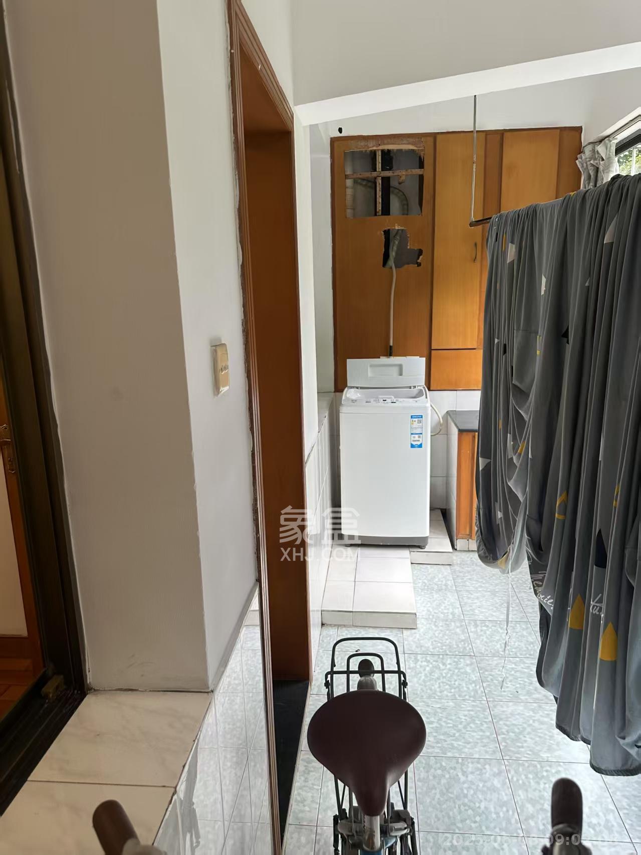 荷花园地税局宿舍  3室2厅2卫   2400.00元/月室内图