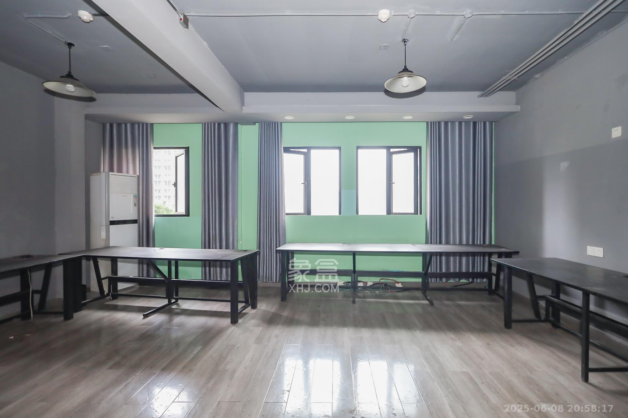 郡原广场  1室1厅1卫    28.0万 郡原广场  1室1厅1卫    28.0万客厅