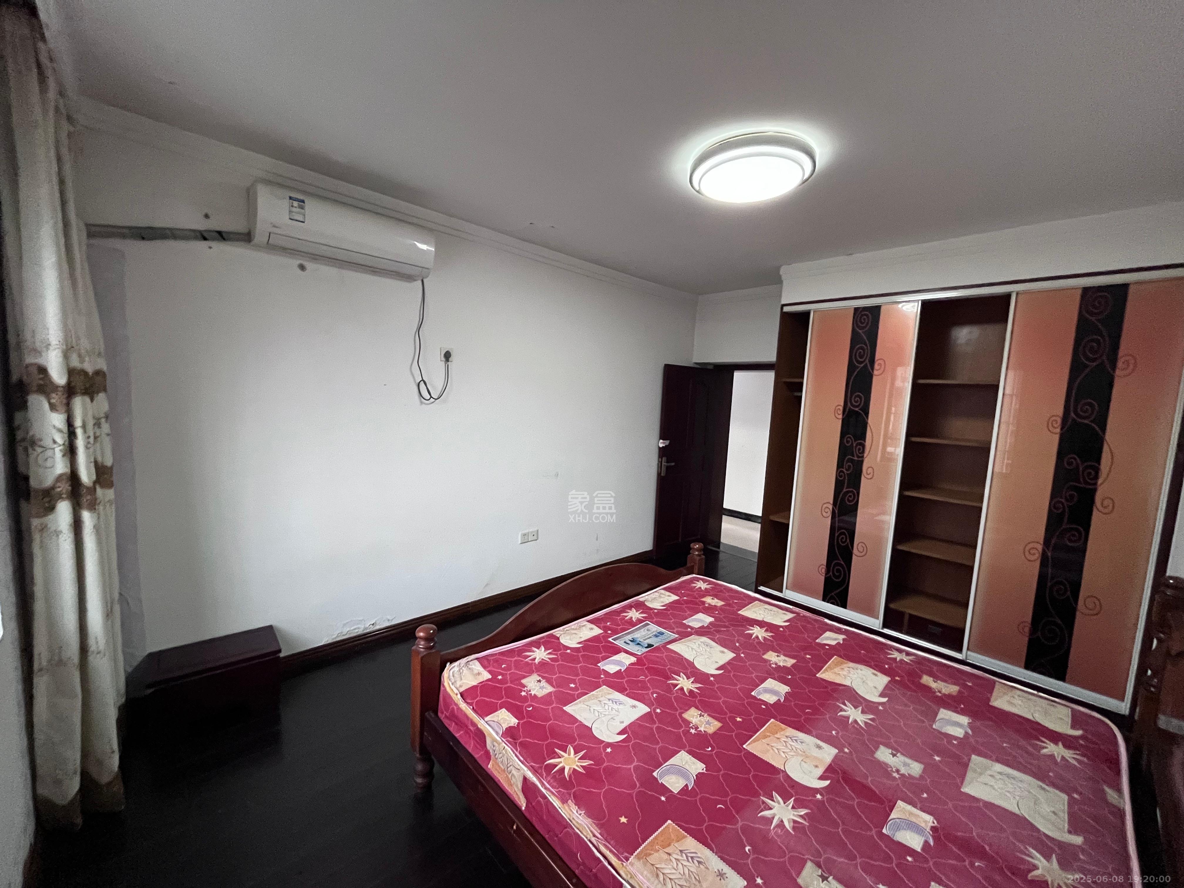 莲湖汽配城 4室2厅2卫 1900.0元/月 莲湖汽配城 4室2厅2卫 1900.0元/月室内图