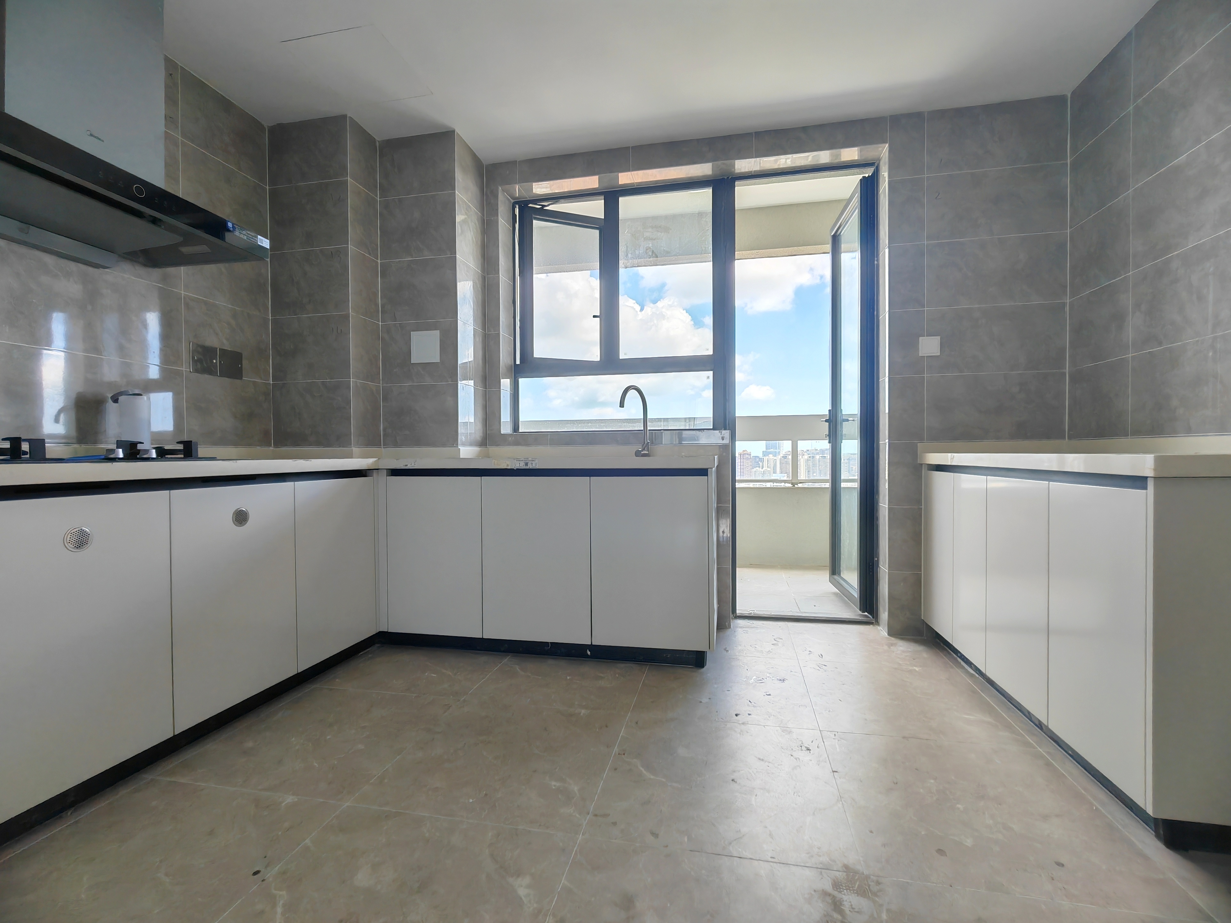 海府大院(海府路41号) 4室2厅2卫 5500.0元/月 海府大院(海府路41号) 4室2厅2卫 5500.0元/月室内图