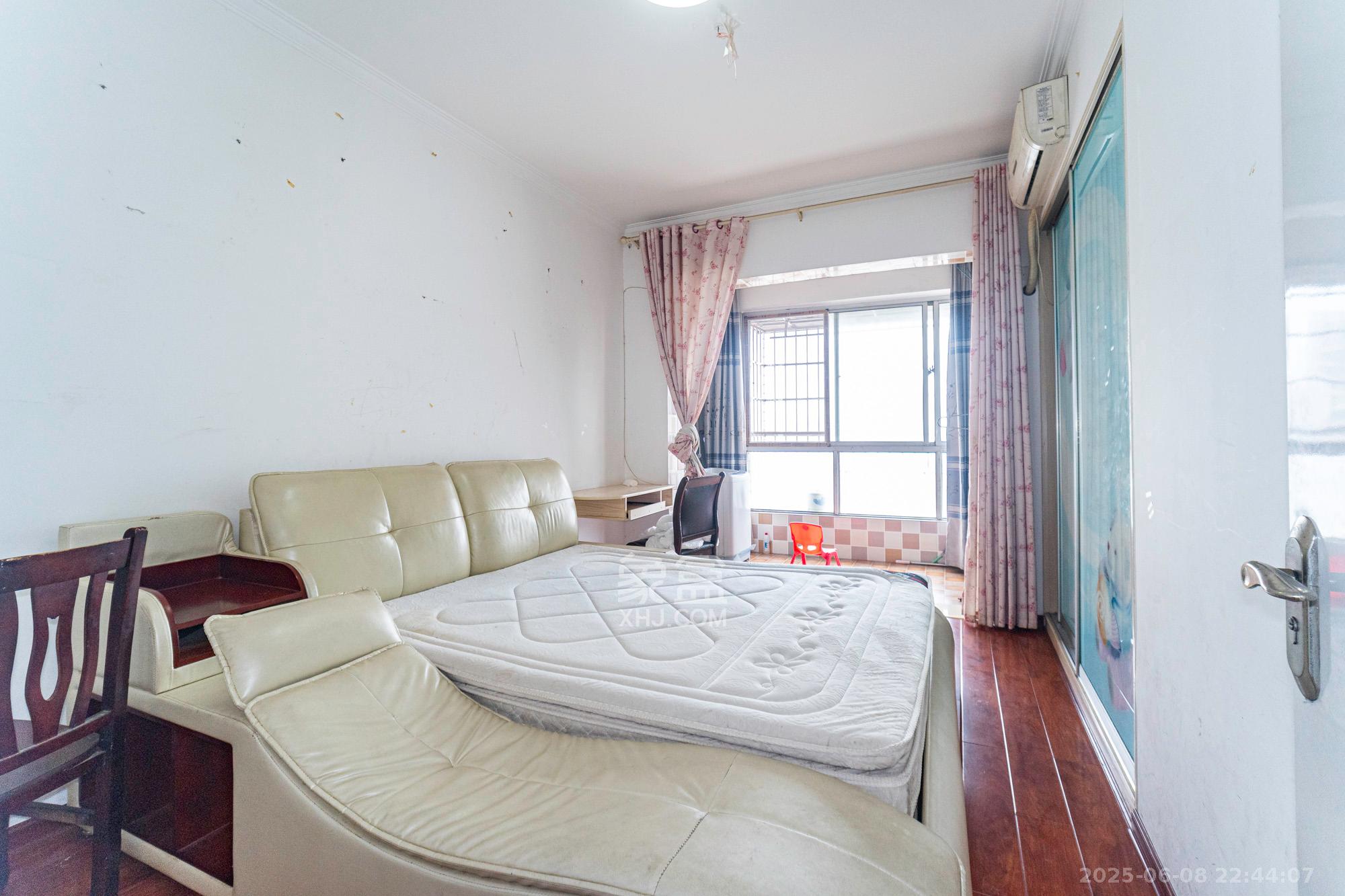 湘绣城 3室2厅1卫 35.0万 湘绣城 3室2厅1卫 35.0万卧室