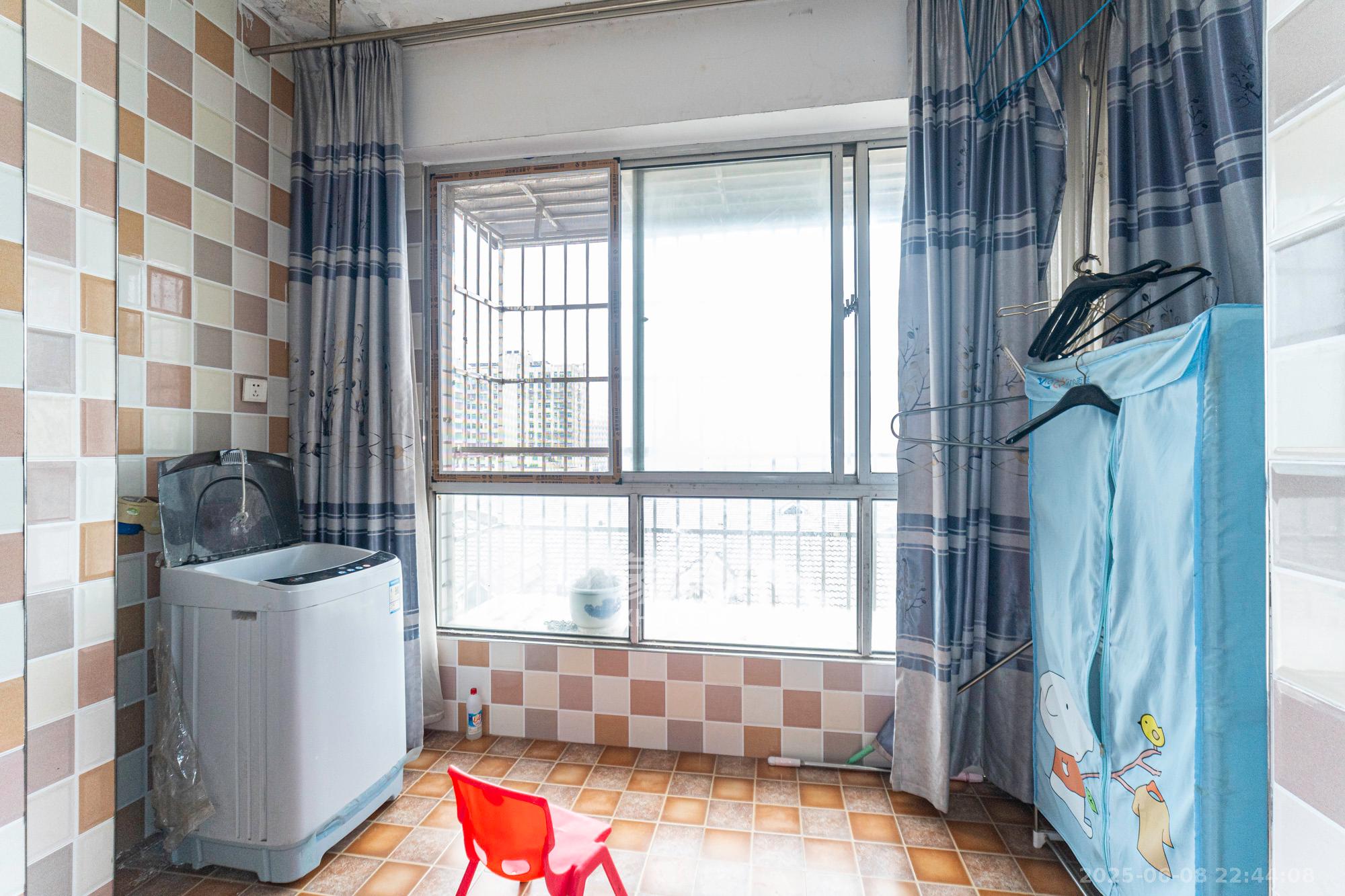 湘绣城  3室2厅1卫    35.0万阳台