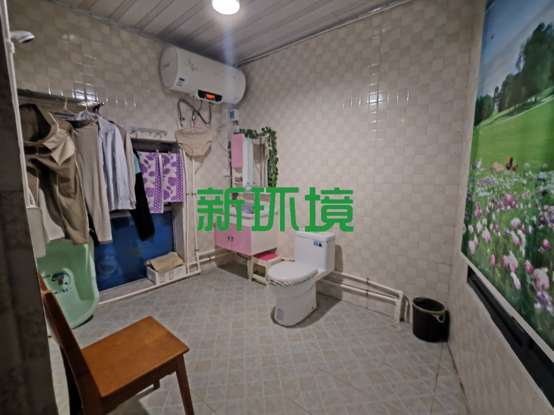 市中心散盘  6室2厅3卫   100.00万客厅