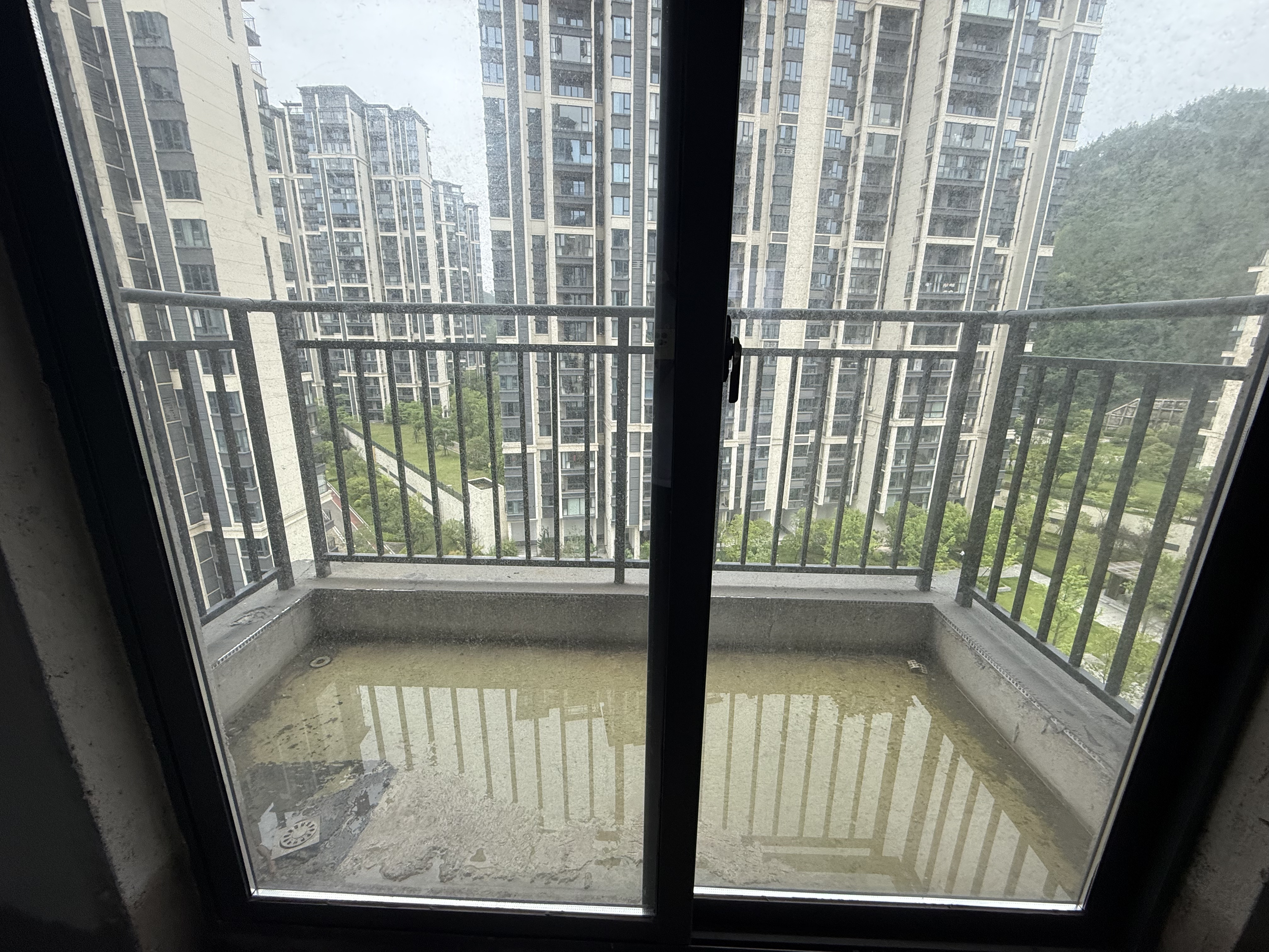 中建凤栖台  4室2厅2卫   58.80万客厅