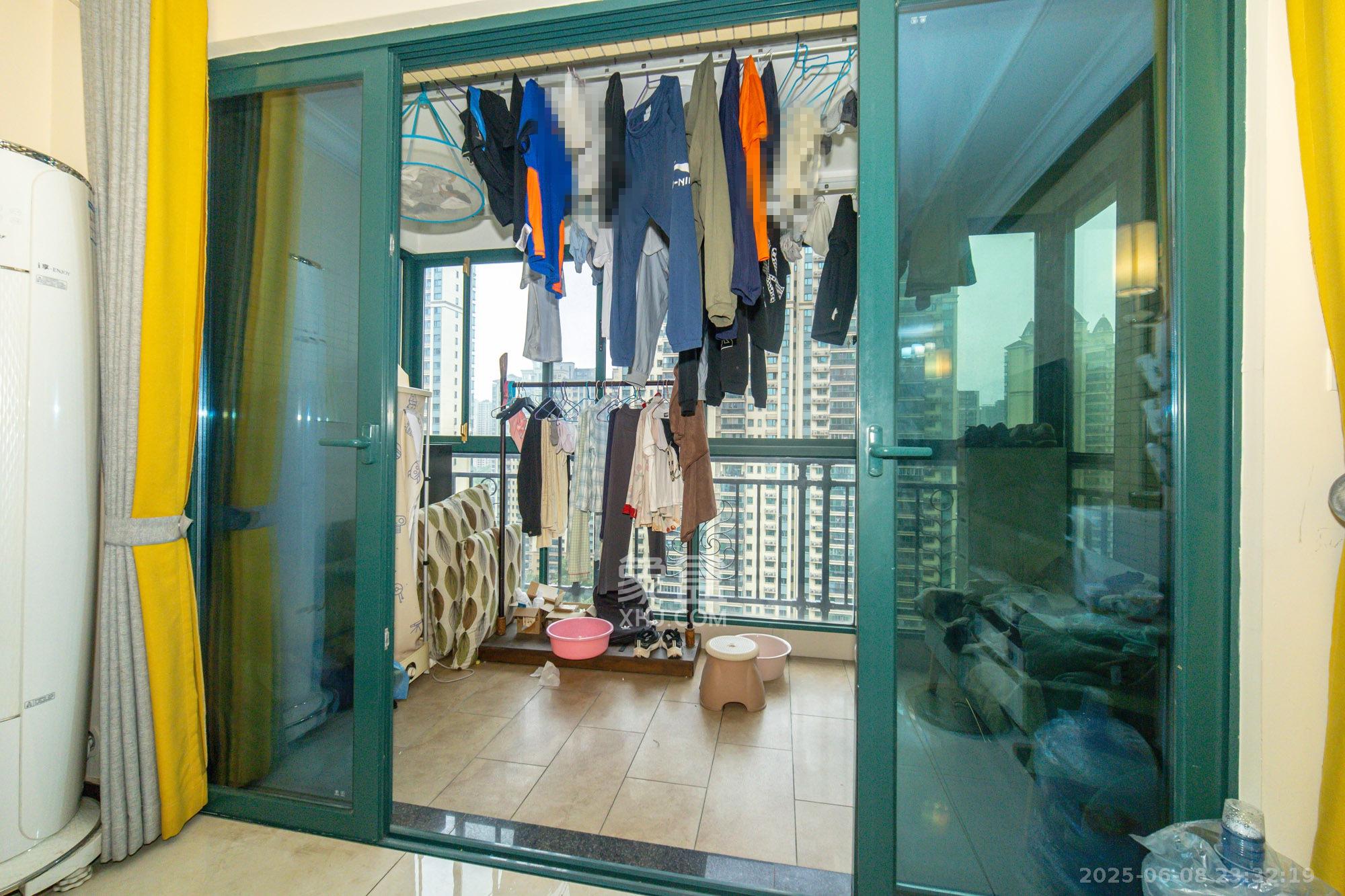 恒大翡翠华庭  3室1厅2卫    108.0万 恒大翡翠华庭  3室1厅2卫    108.0万阳台