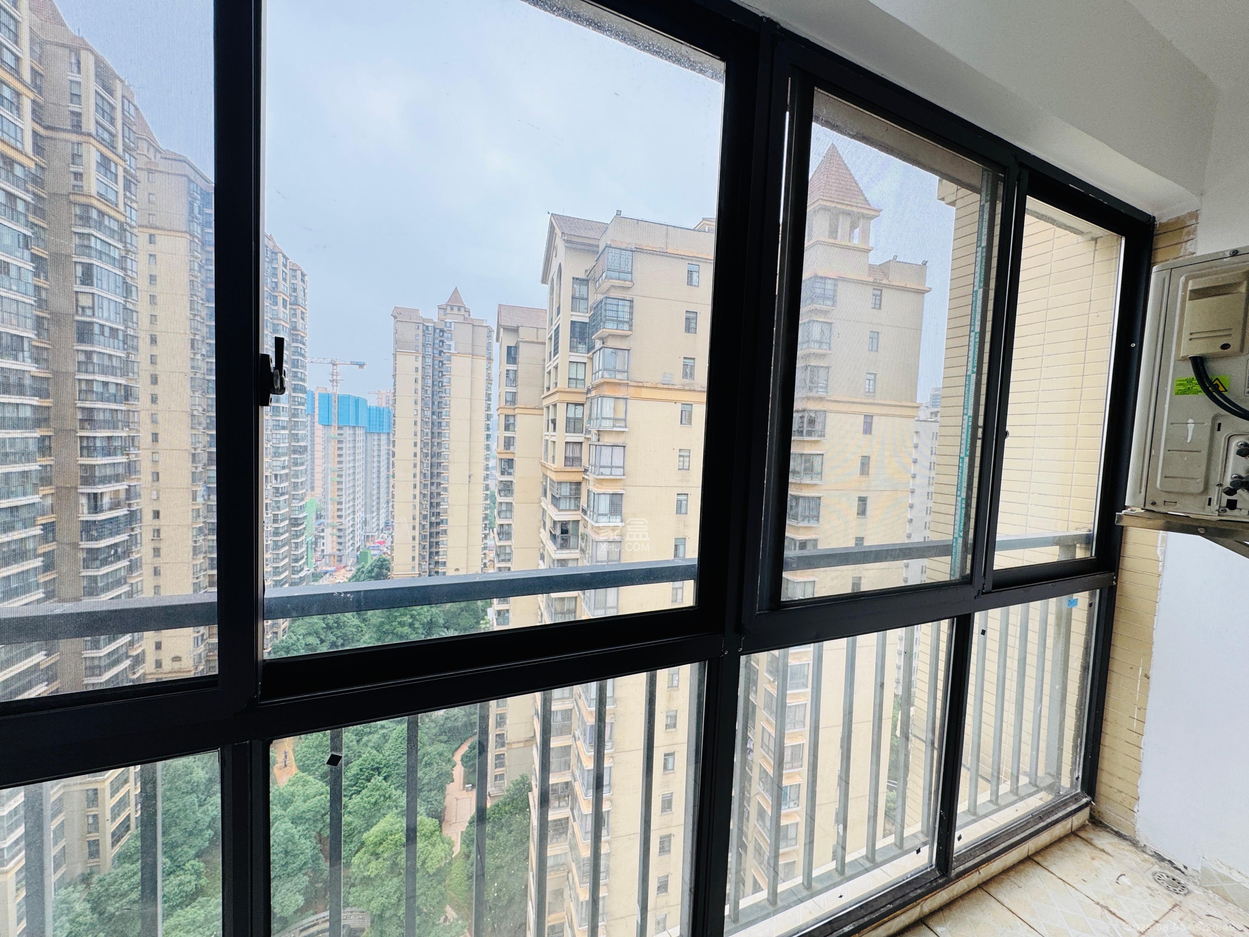 钱隆樽品(一、二、三期)  2室2厅1卫    2200.0元/月 钱隆樽品(一、二、三期)  2室2厅1卫    2200.0元/月室内图