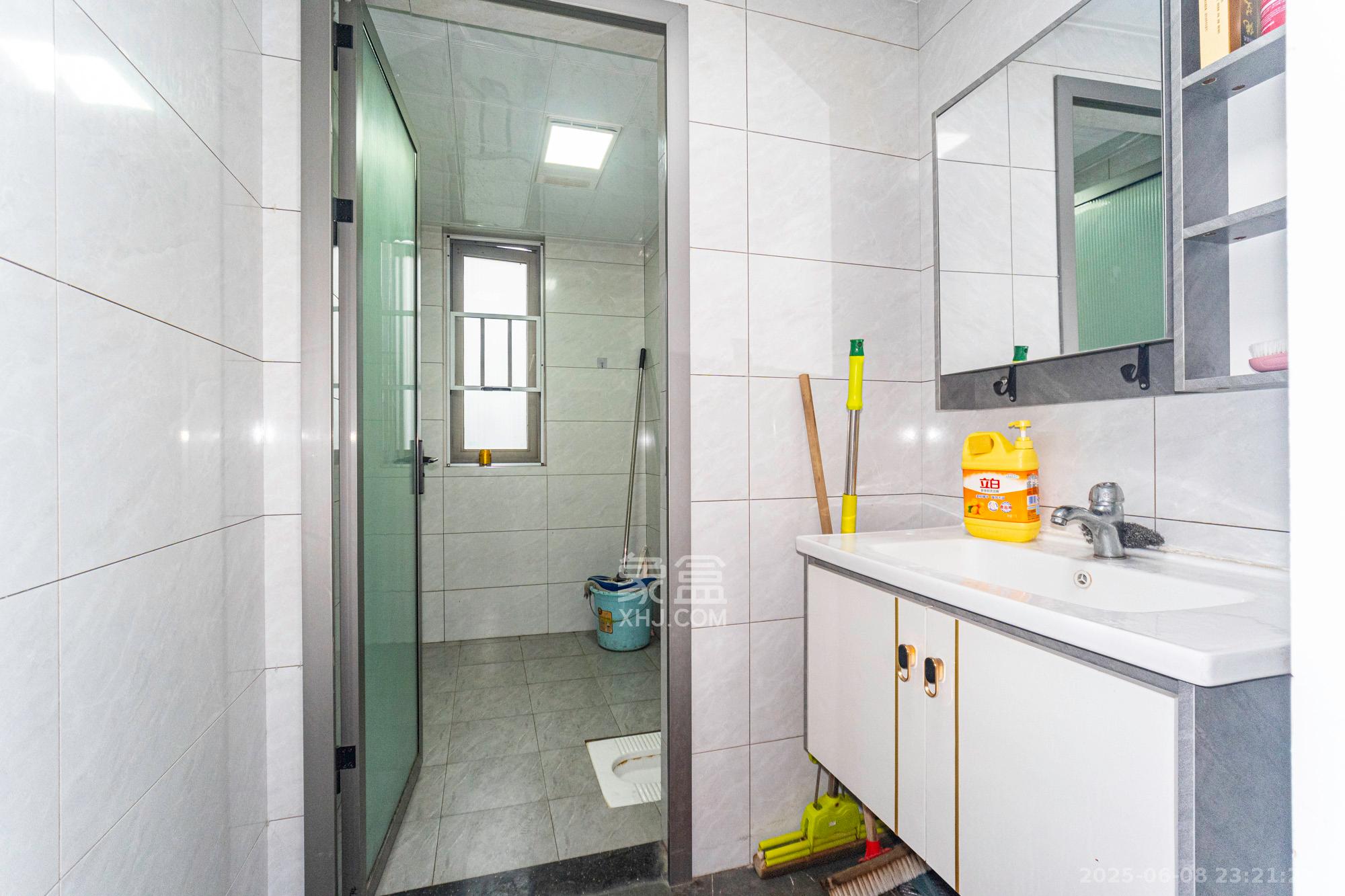 金地艺境 3室2厅2卫 75.0万 金地艺境 3室2厅2卫 75.0万卫生间