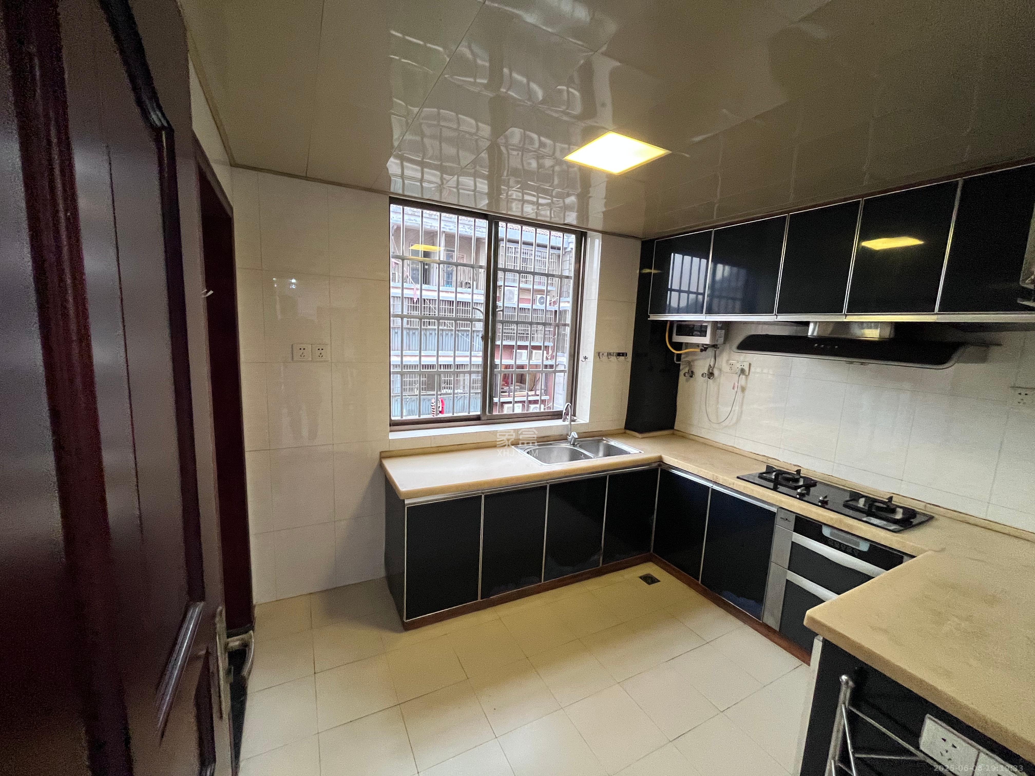 莲湖汽配城 4室2厅2卫 1900.0元/月 莲湖汽配城 4室2厅2卫 1900.0元/月室内图