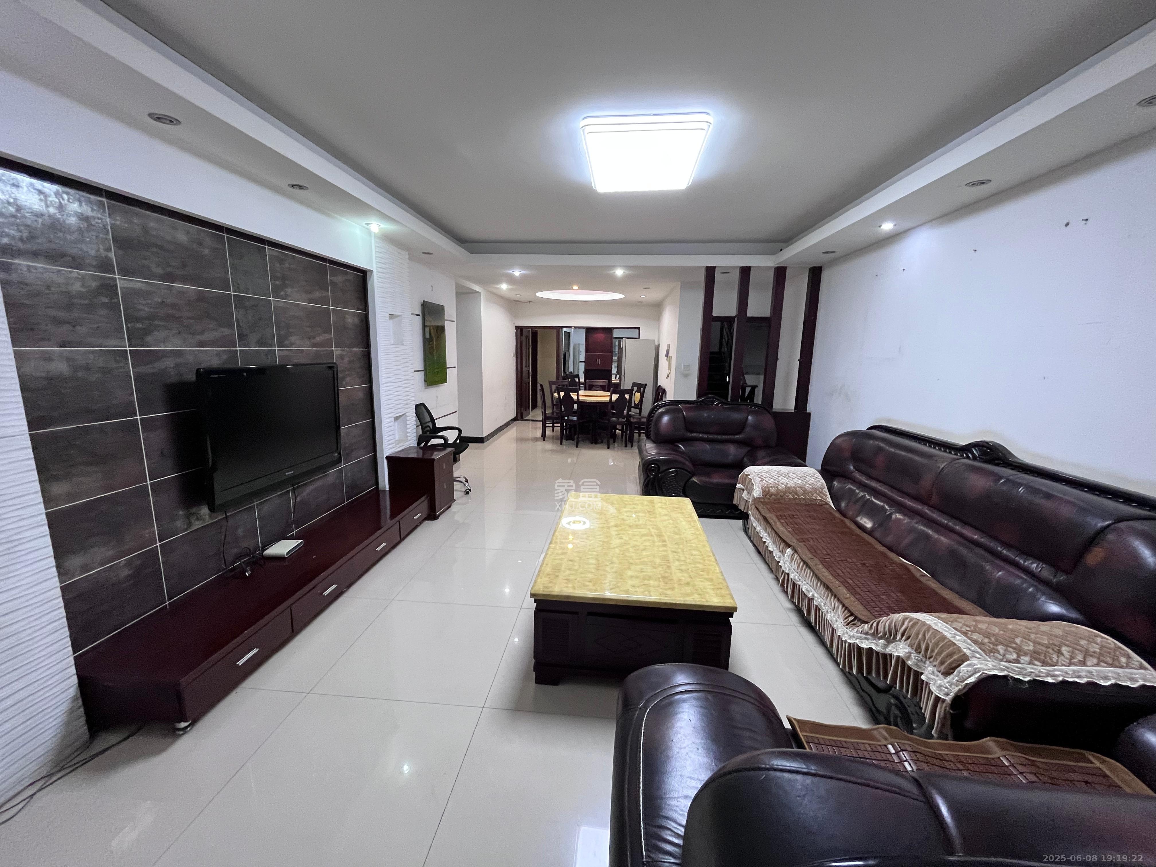 莲湖汽配城  4室2厅2卫    1900.0元/月 莲湖汽配城  4室2厅2卫    1900.0元/月