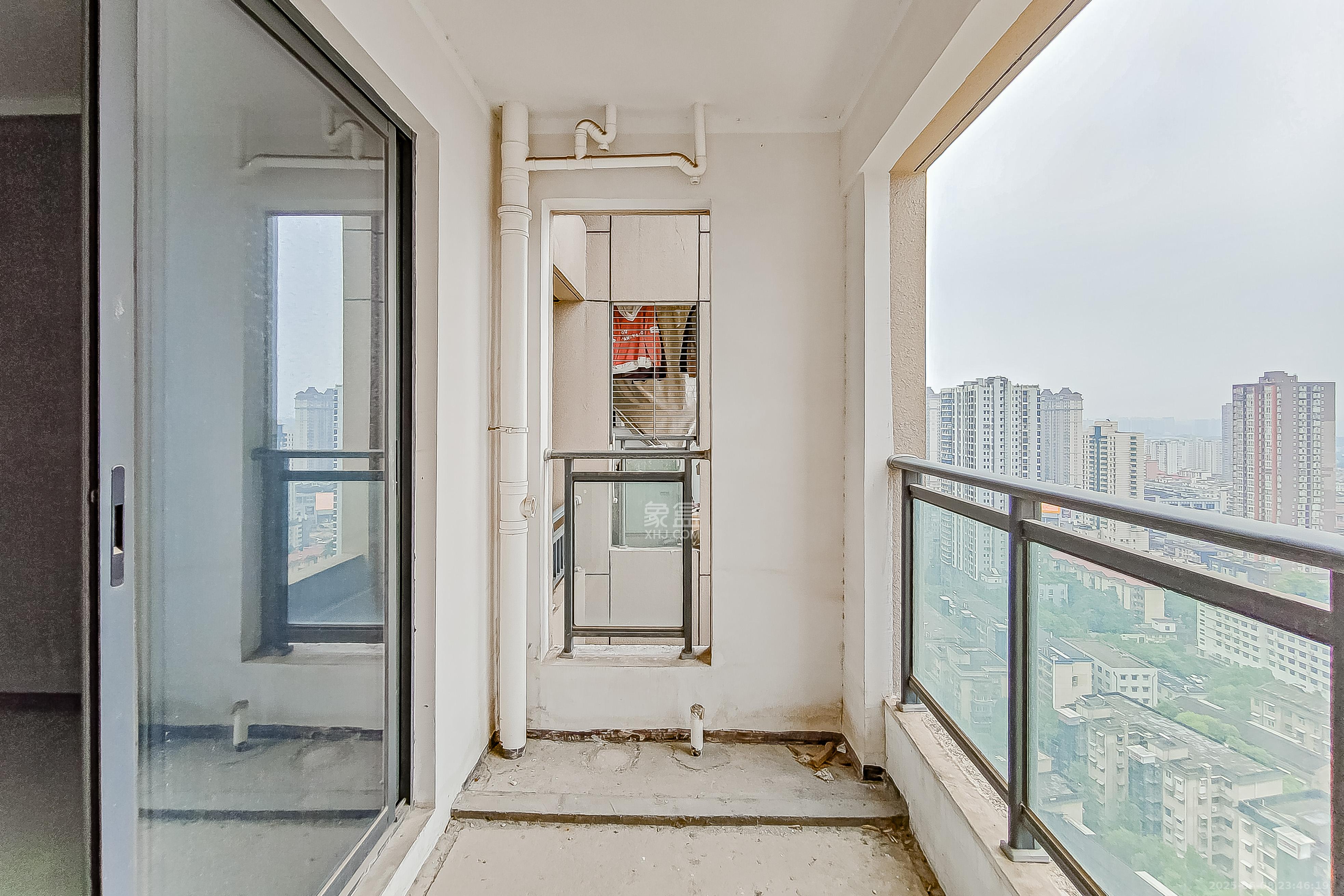 建发中央公园（建发美地）  3室2厅2卫   135.00万阳台