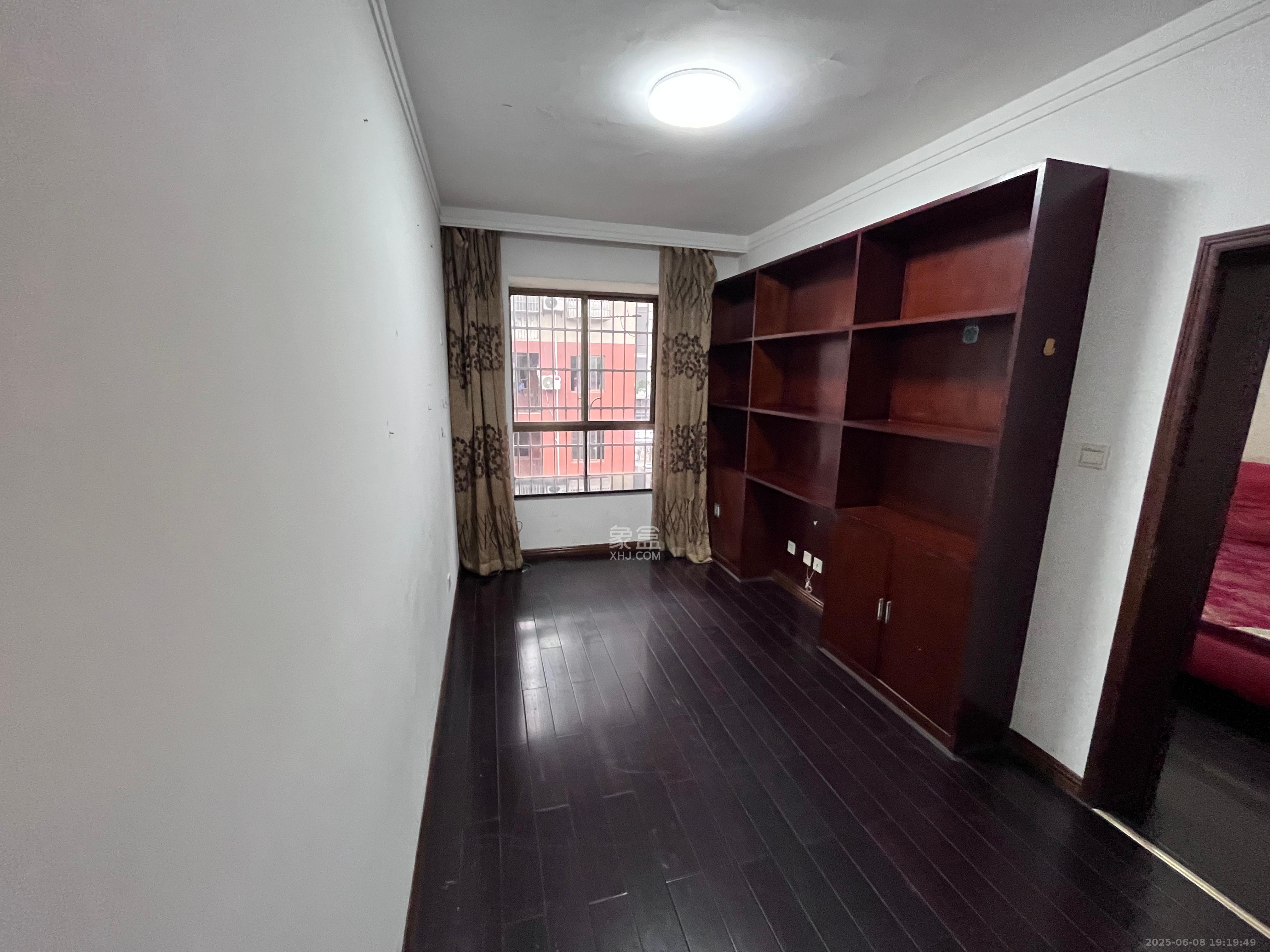 莲湖汽配城 4室2厅2卫 1900.0元/月 莲湖汽配城 4室2厅2卫 1900.0元/月室内图