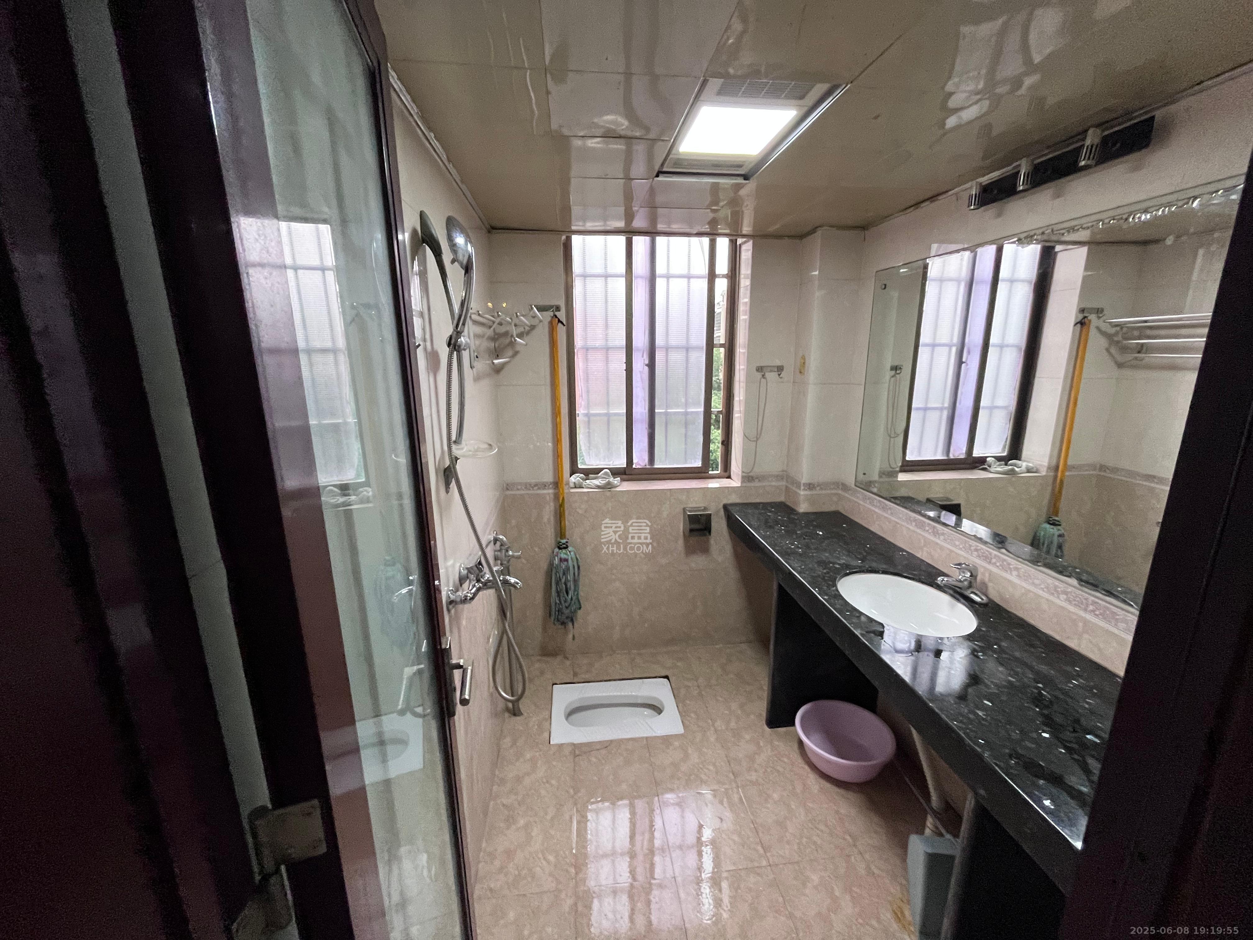 莲湖汽配城 4室2厅2卫 1900.0元/月 莲湖汽配城 4室2厅2卫 1900.0元/月室内图