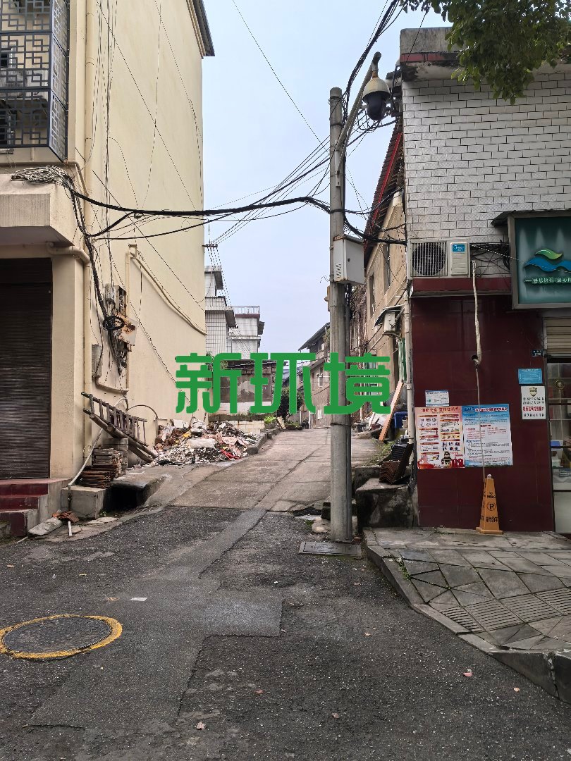 市中心散盘  6室2厅3卫   100.00万客厅