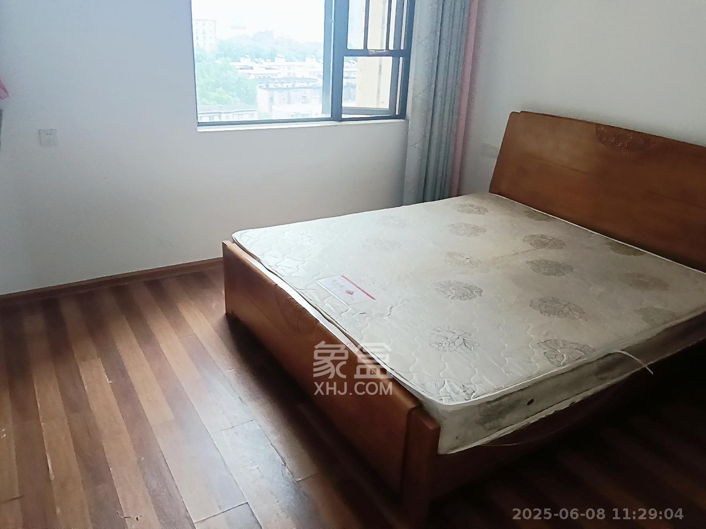 荣盛花语书苑  4室2厅1卫   3900.00元/月室内图
