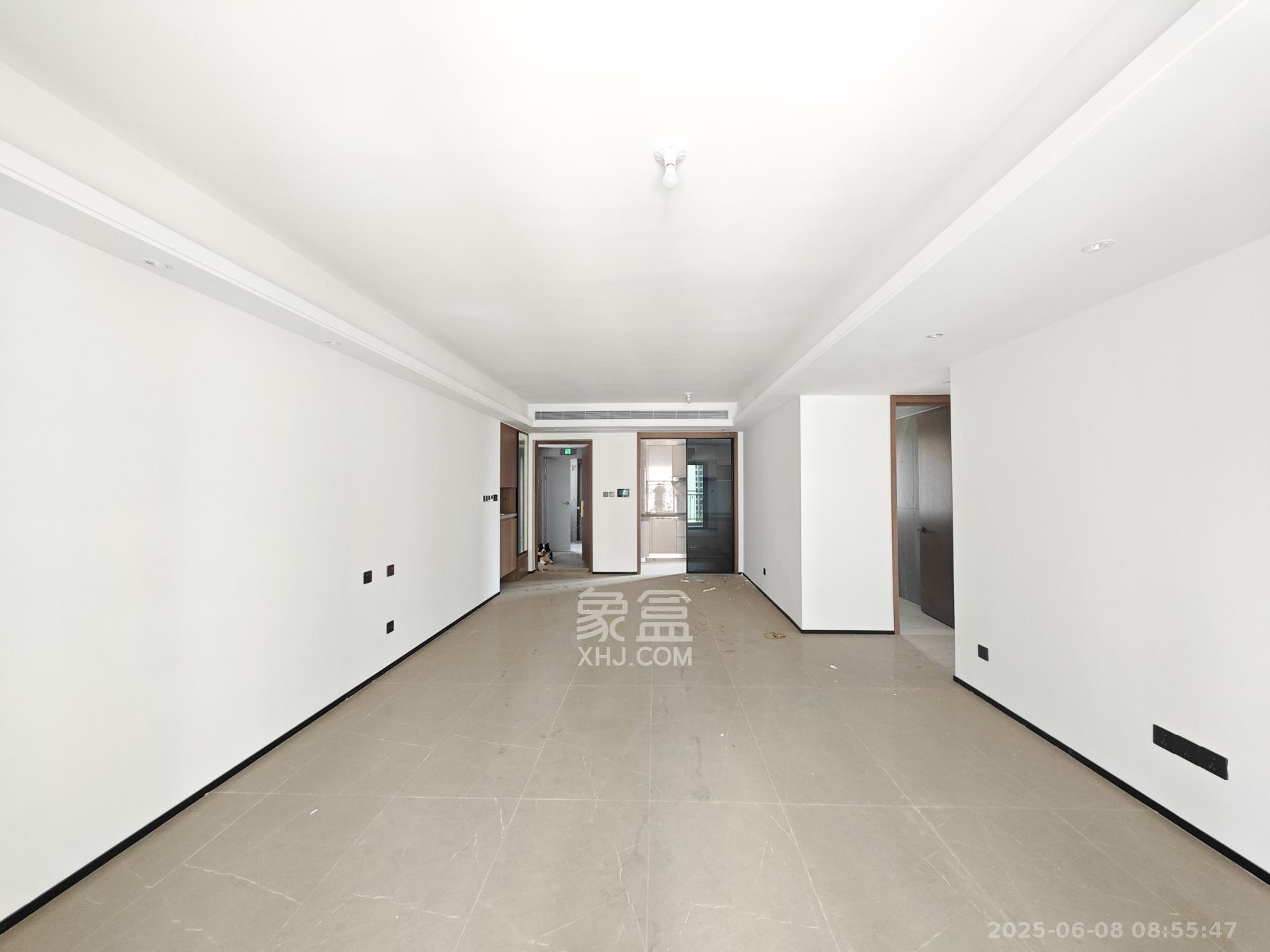 金地都会风華  4室2厅2卫    200.0万客厅