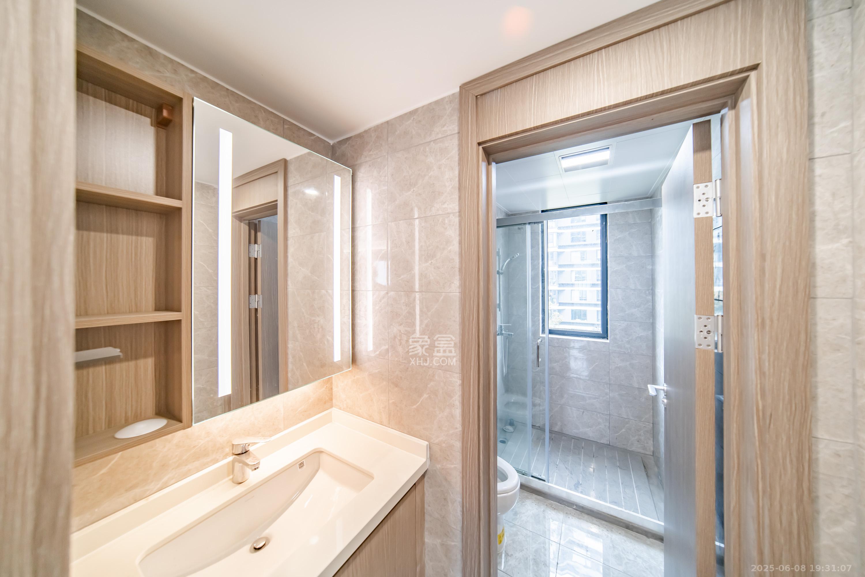 旭辉铂宸府 4室2厅2卫 155.0万 旭辉铂宸府 4室2厅2卫 155.0万卫生间