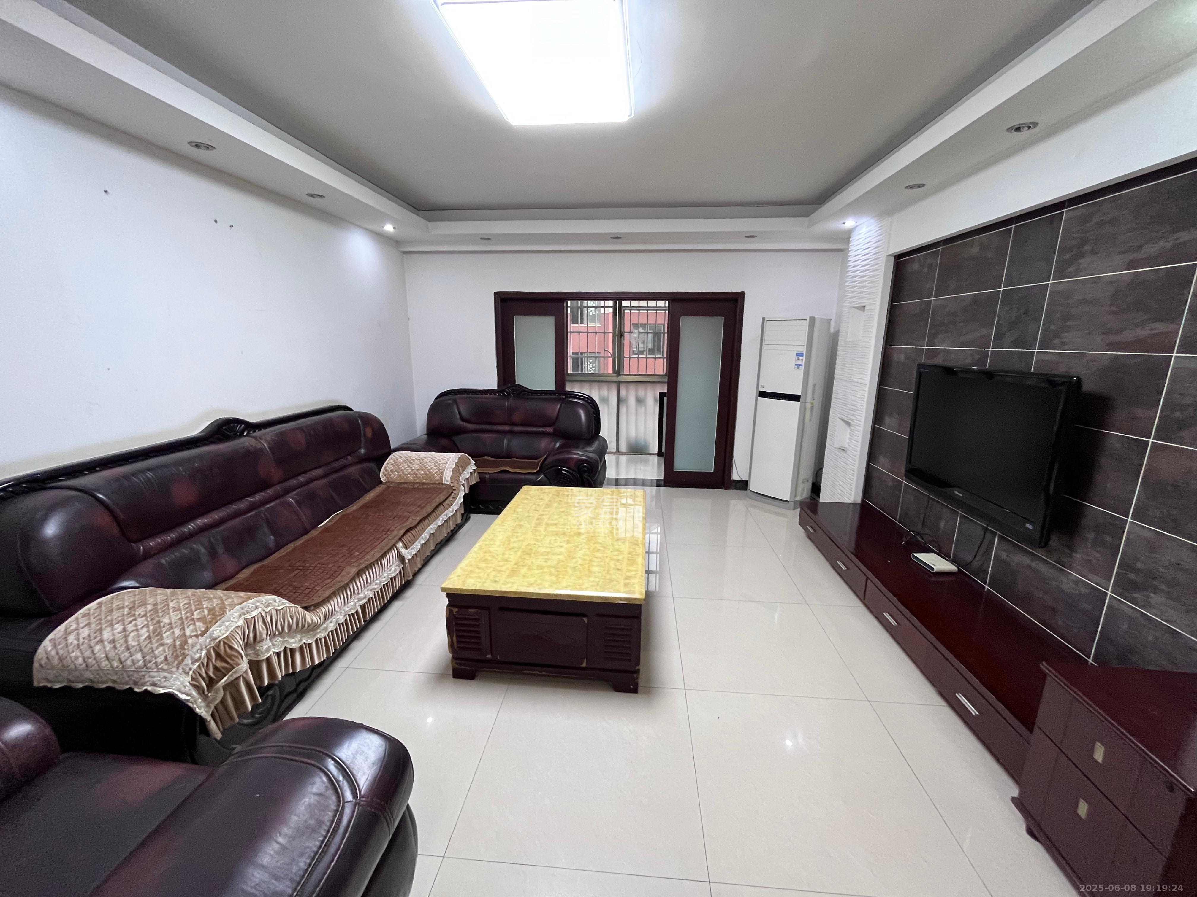 莲湖汽配城 4室2厅2卫 1900.0元/月 莲湖汽配城 4室2厅2卫 1900.0元/月室内图