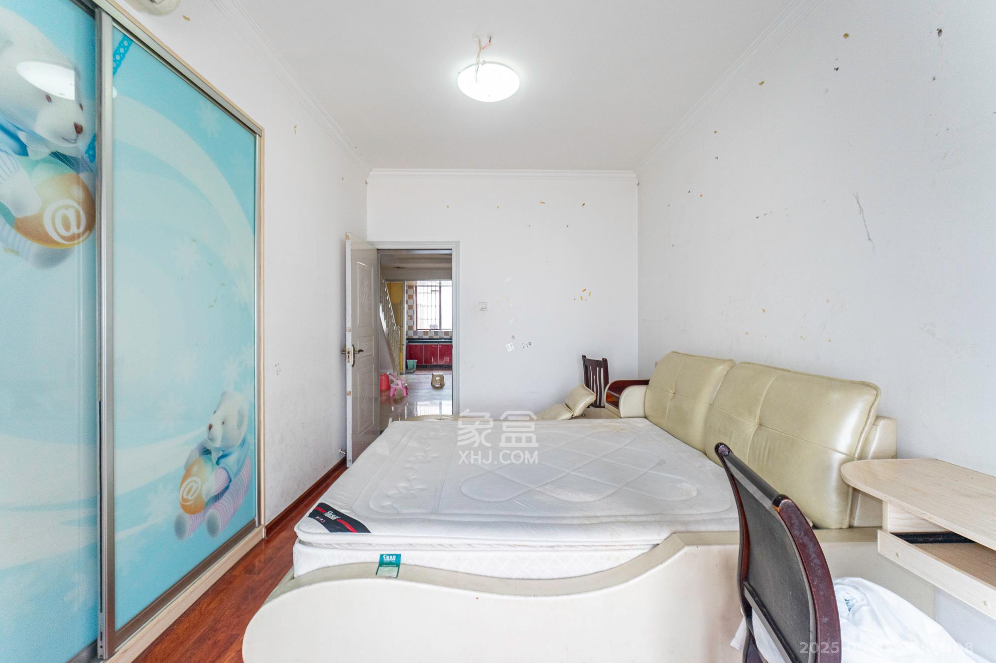 湘绣城 3室2厅1卫 35.0万 湘绣城 3室2厅1卫 35.0万卧室