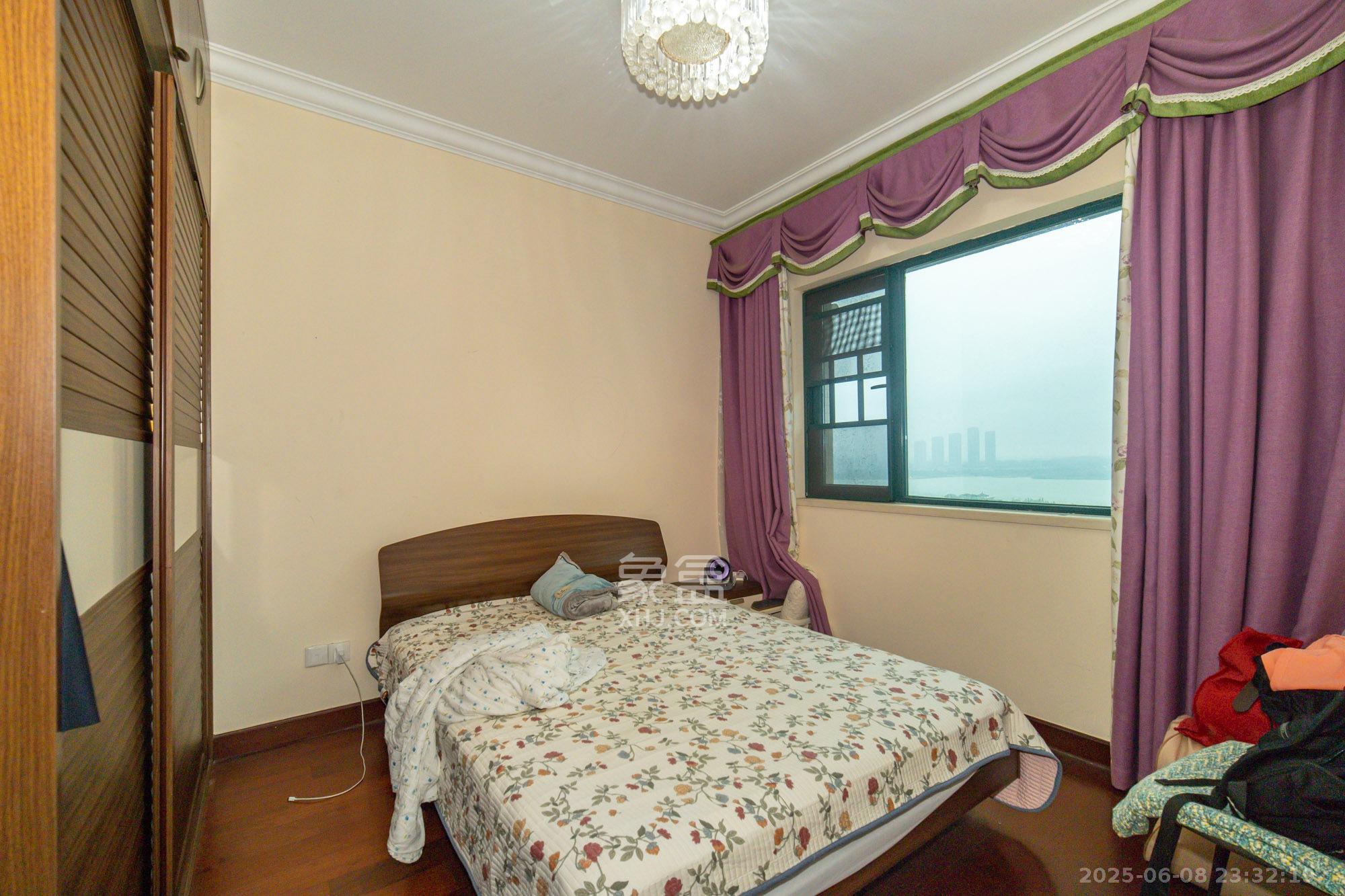 恒大翡翠华庭  3室1厅2卫    108.0万 恒大翡翠华庭  3室1厅2卫    108.0万卧室