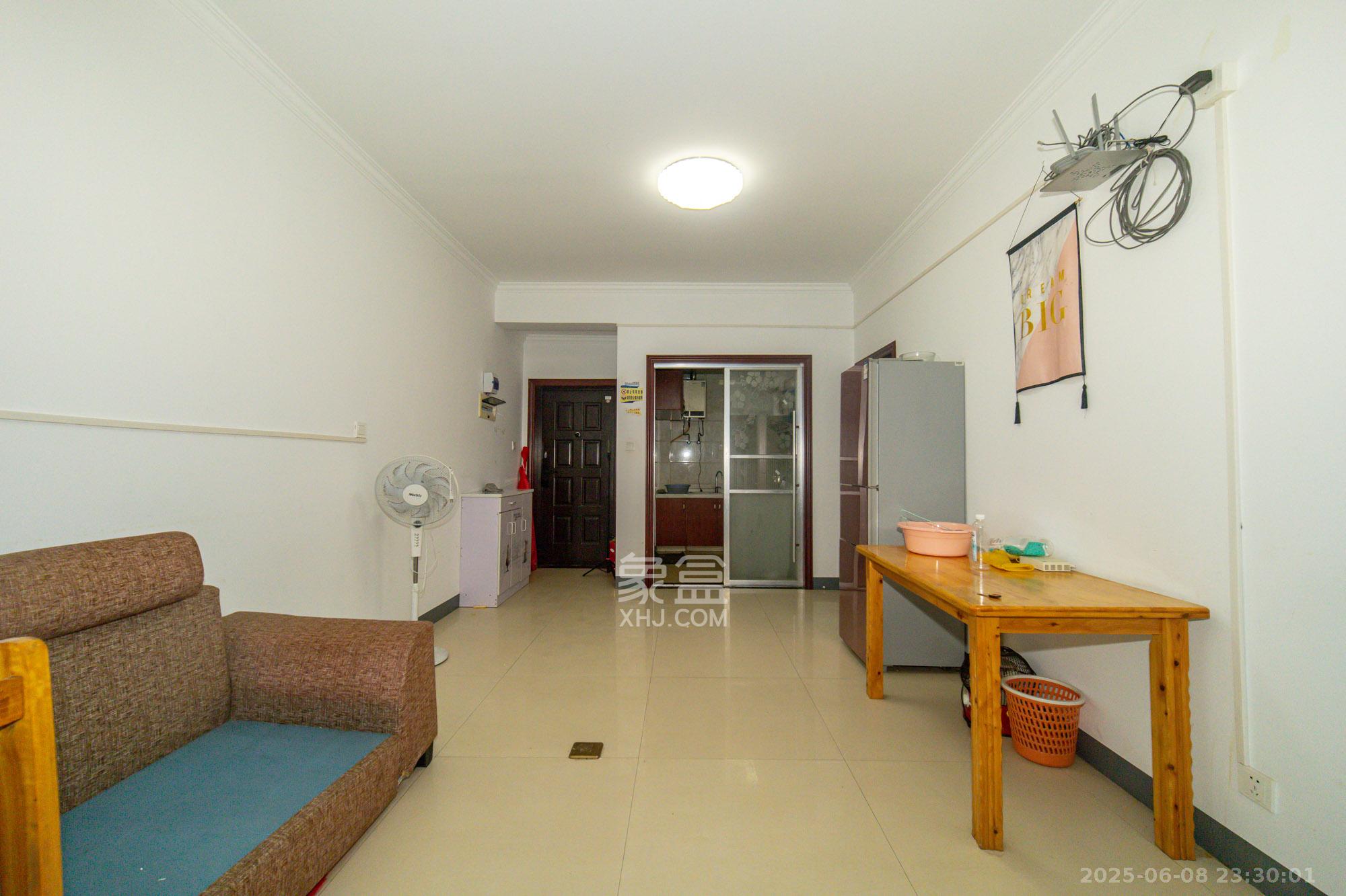 楚天世纪城西苑  3室2厅1卫    52.0万 楚天世纪城西苑  3室2厅1卫    52.0万客厅