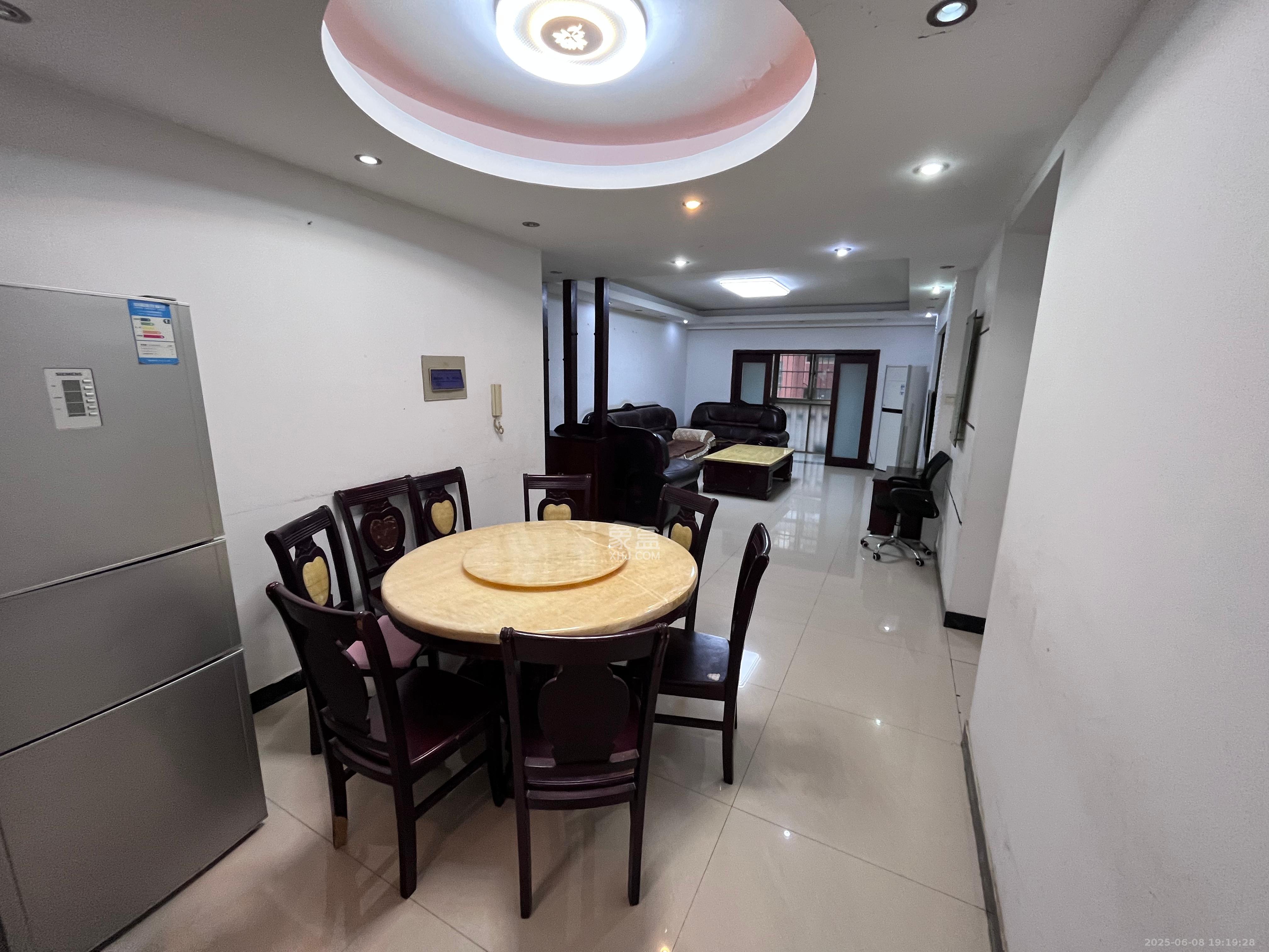 莲湖汽配城 4室2厅2卫 1900.0元/月 莲湖汽配城 4室2厅2卫 1900.0元/月室内图