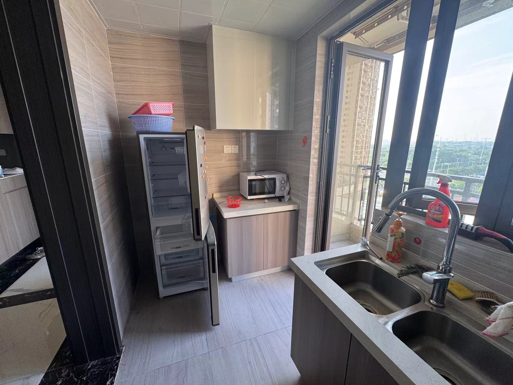 华耀碧桂园十里江湾誉峯 3室2厅2卫 2200.0元/月 华耀碧桂园十里江湾誉峯 3室2厅2卫 2200.0元/月室内图