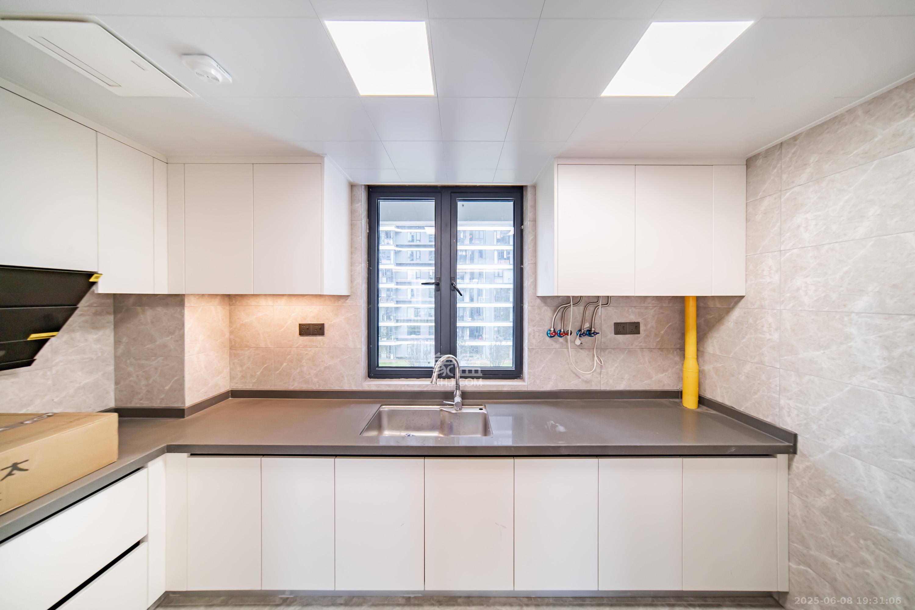 旭辉铂宸府 4室2厅2卫 155.0万 旭辉铂宸府 4室2厅2卫 155.0万厨房