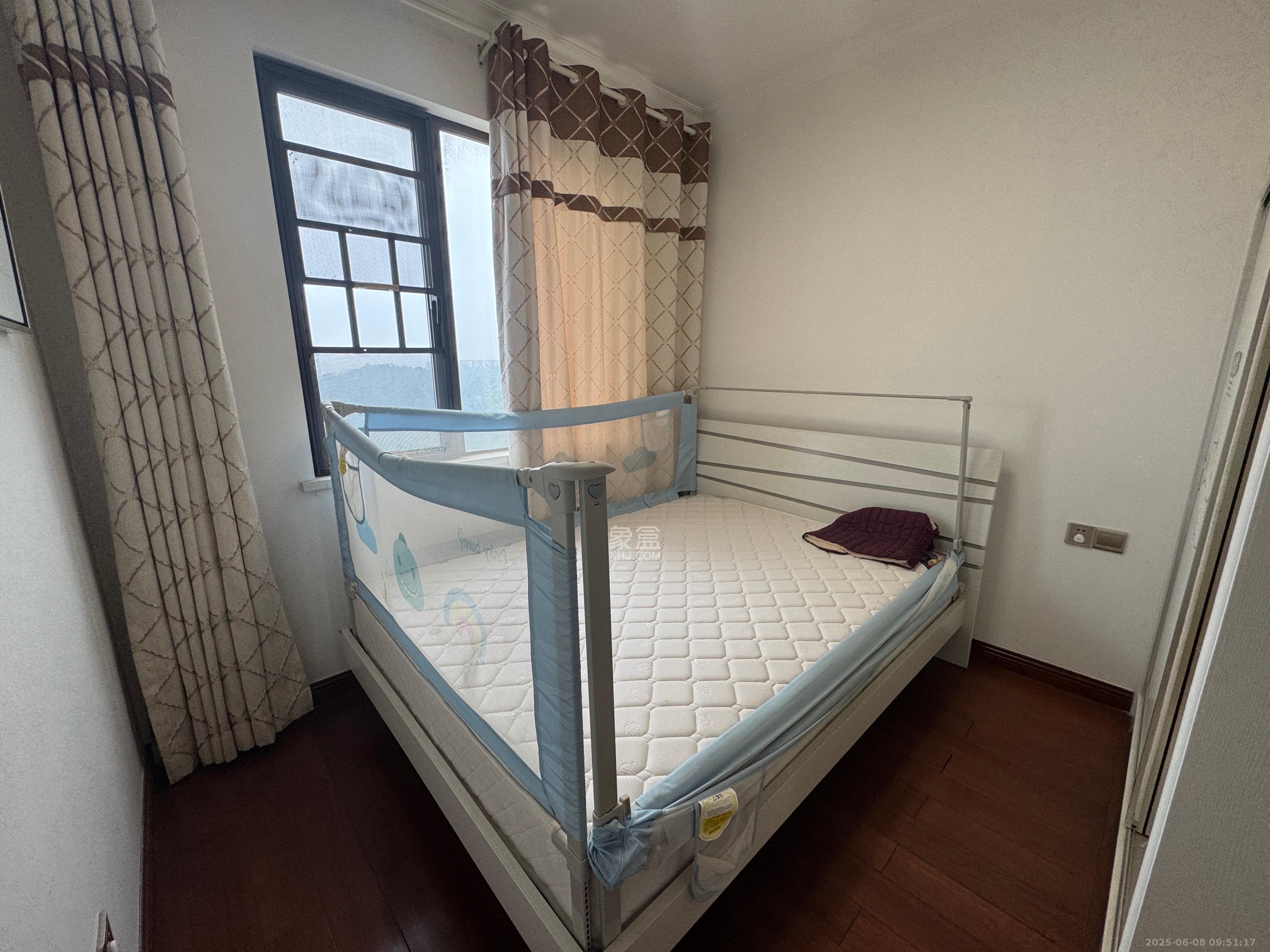 山语城三期  3室2厅2卫    2300.0元/月 山语城三期  3室2厅2卫    2300.0元/月室内图