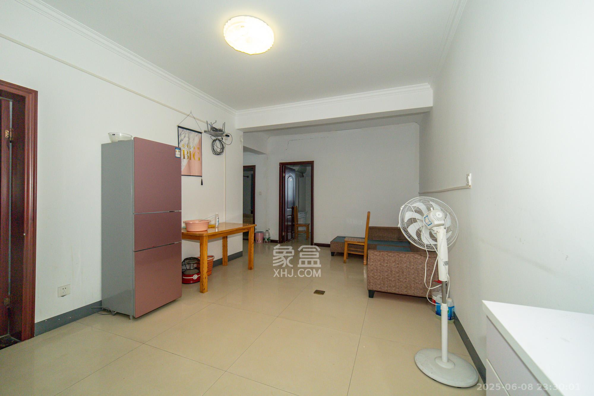 楚天世纪城西苑  3室2厅1卫    52.0万 楚天世纪城西苑  3室2厅1卫    52.0万客厅