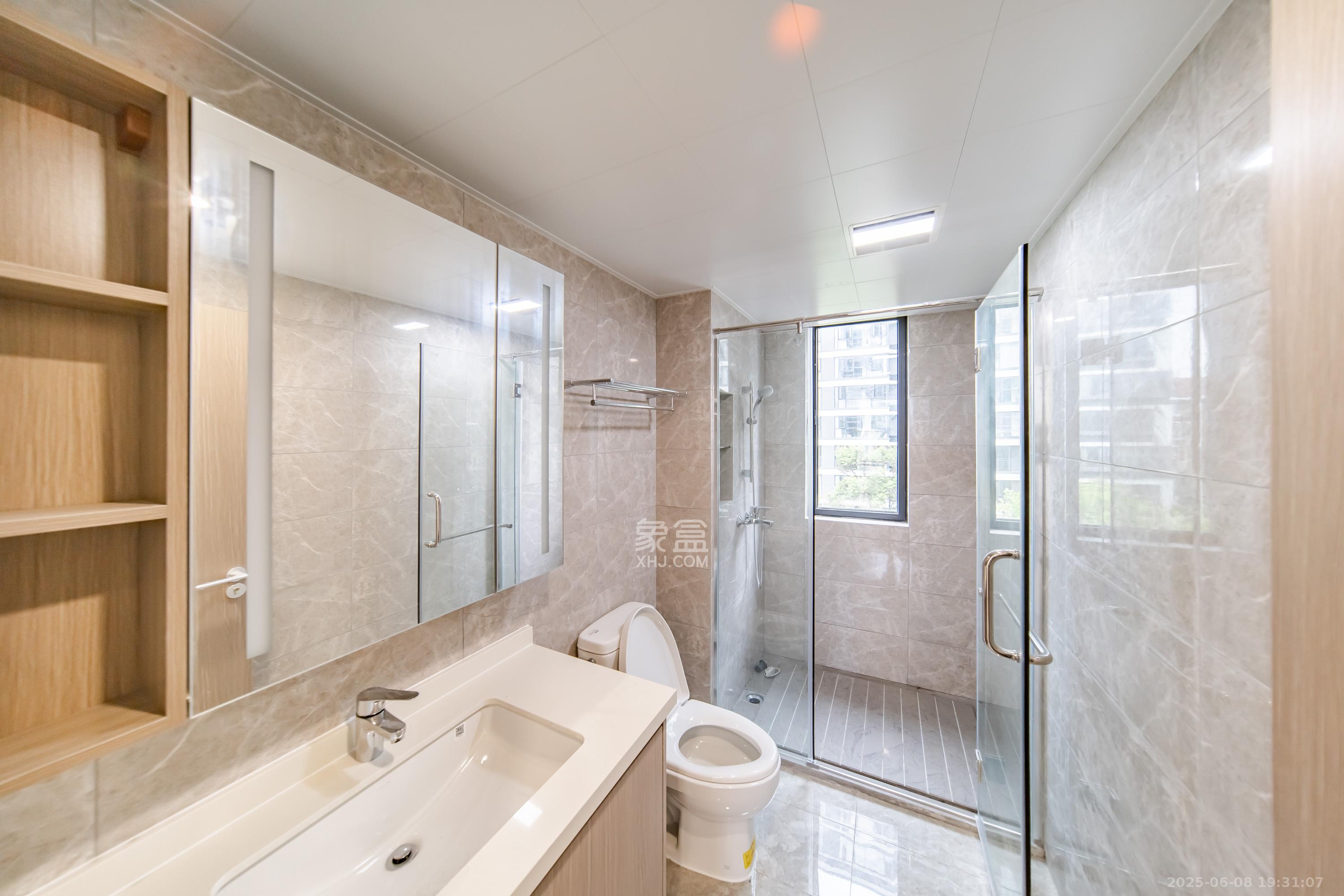 旭辉铂宸府 4室2厅2卫 155.0万 旭辉铂宸府 4室2厅2卫 155.0万卫生间