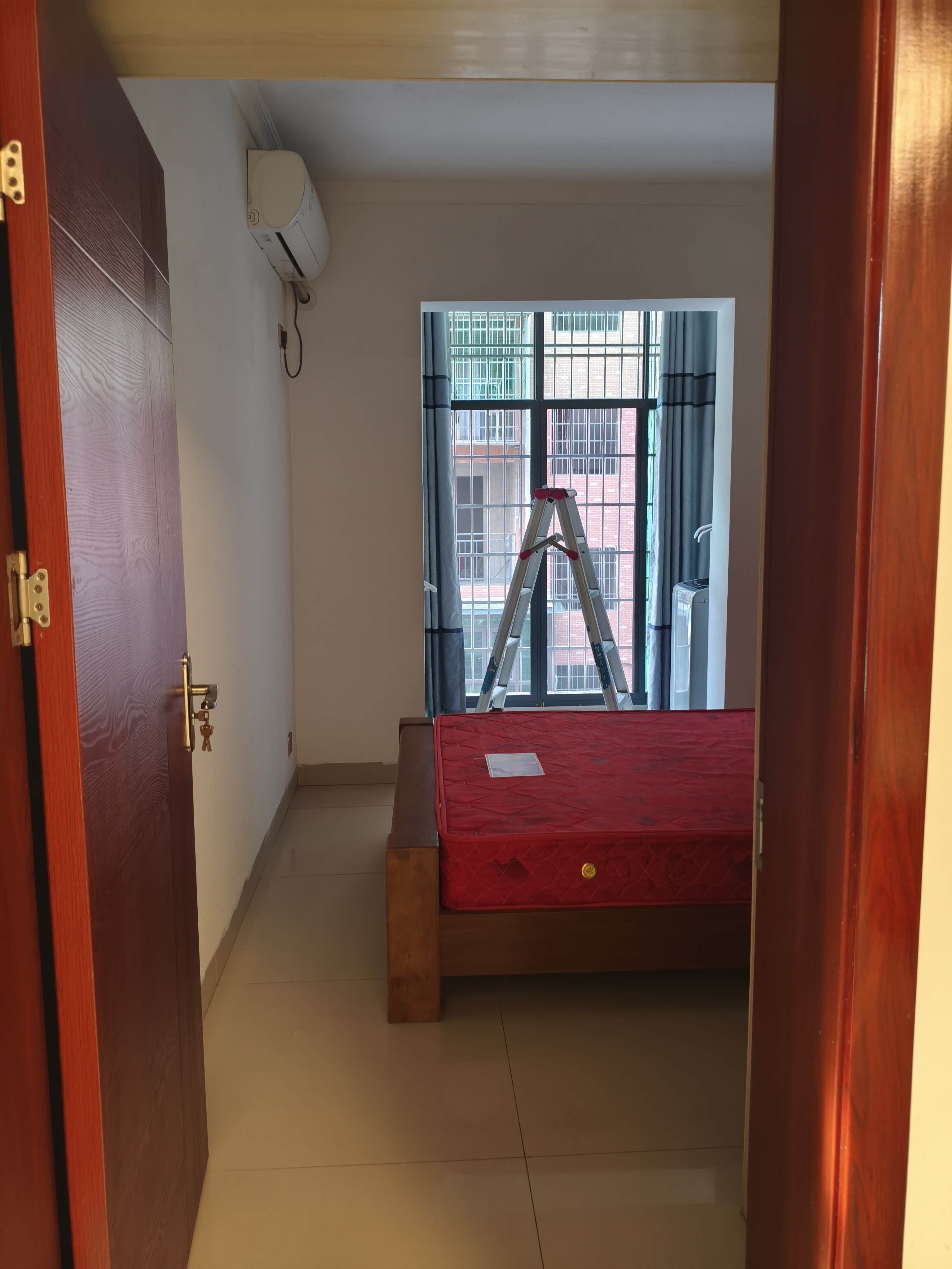 融冠亲城安置房  2室1厅1卫    1300.0元/月室内图