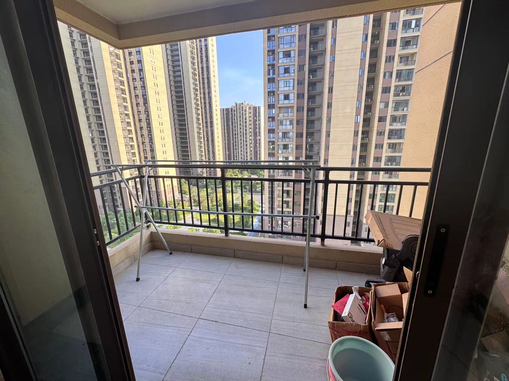 华耀碧桂园十里江湾誉峯 3室2厅2卫 2200.0元/月 华耀碧桂园十里江湾誉峯 3室2厅2卫 2200.0元/月室内图