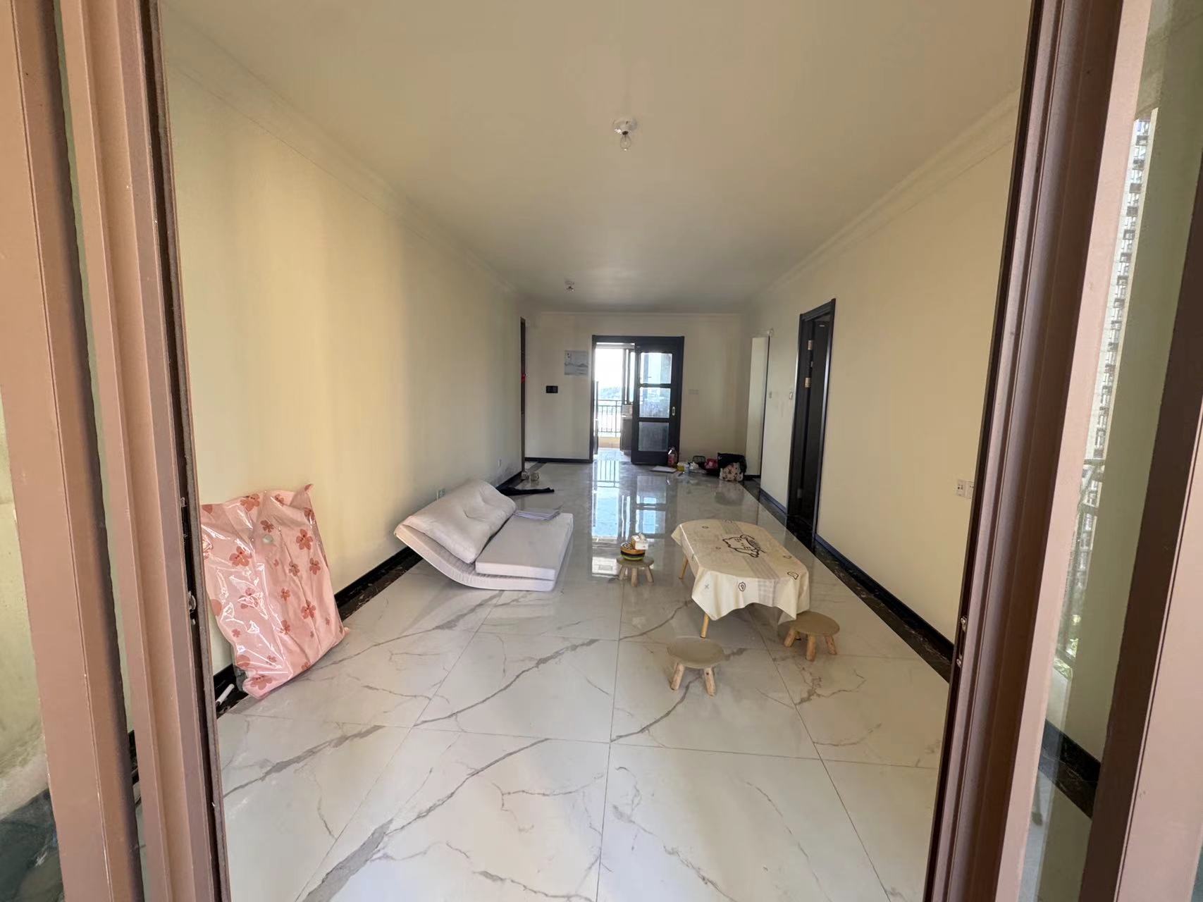 华耀碧桂园十里江湾誉峯 3室2厅2卫 2200.0元/月 华耀碧桂园十里江湾誉峯 3室2厅2卫 2200.0元/月室内图