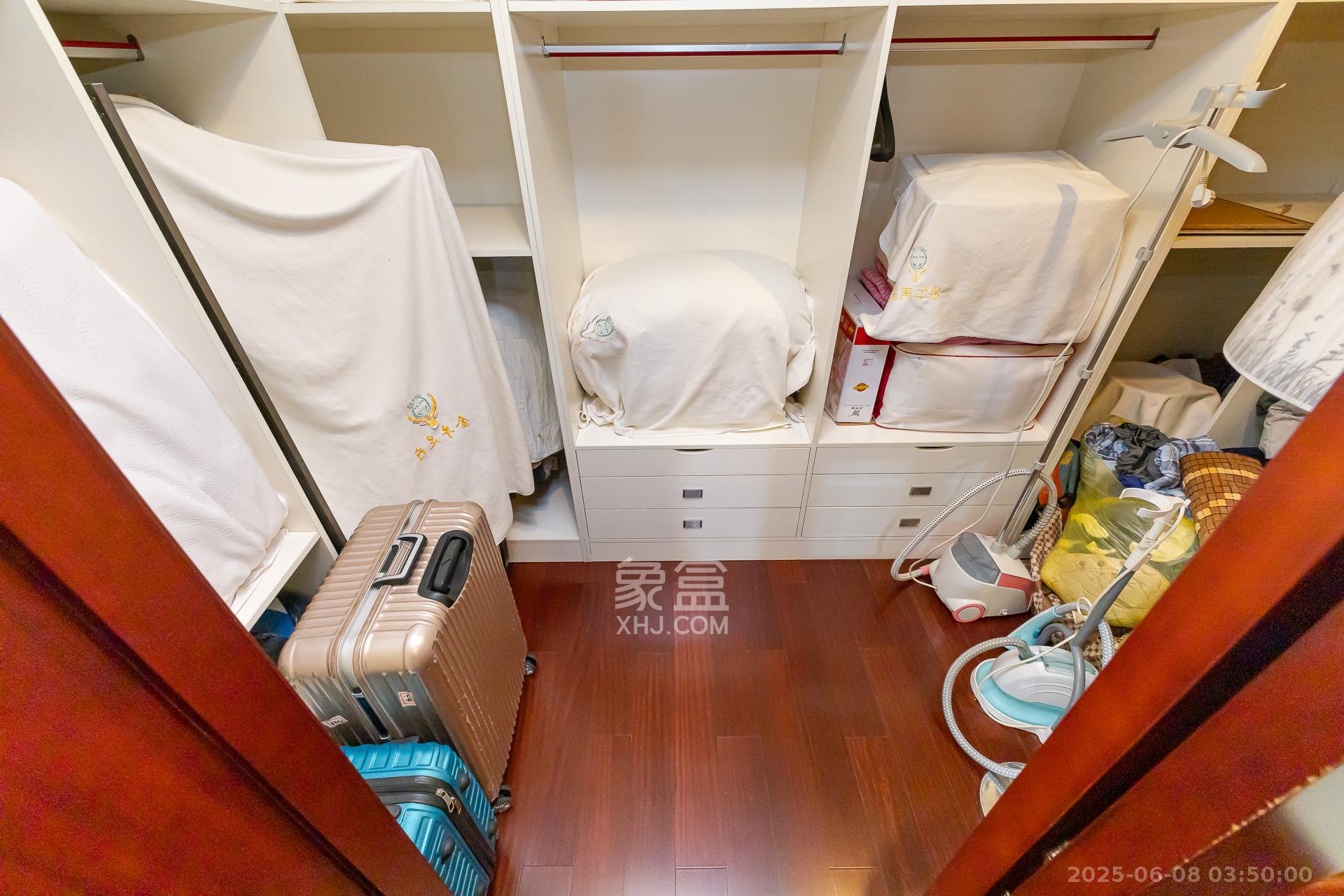 恒大名都  4室2厅4卫   158.00万卧室