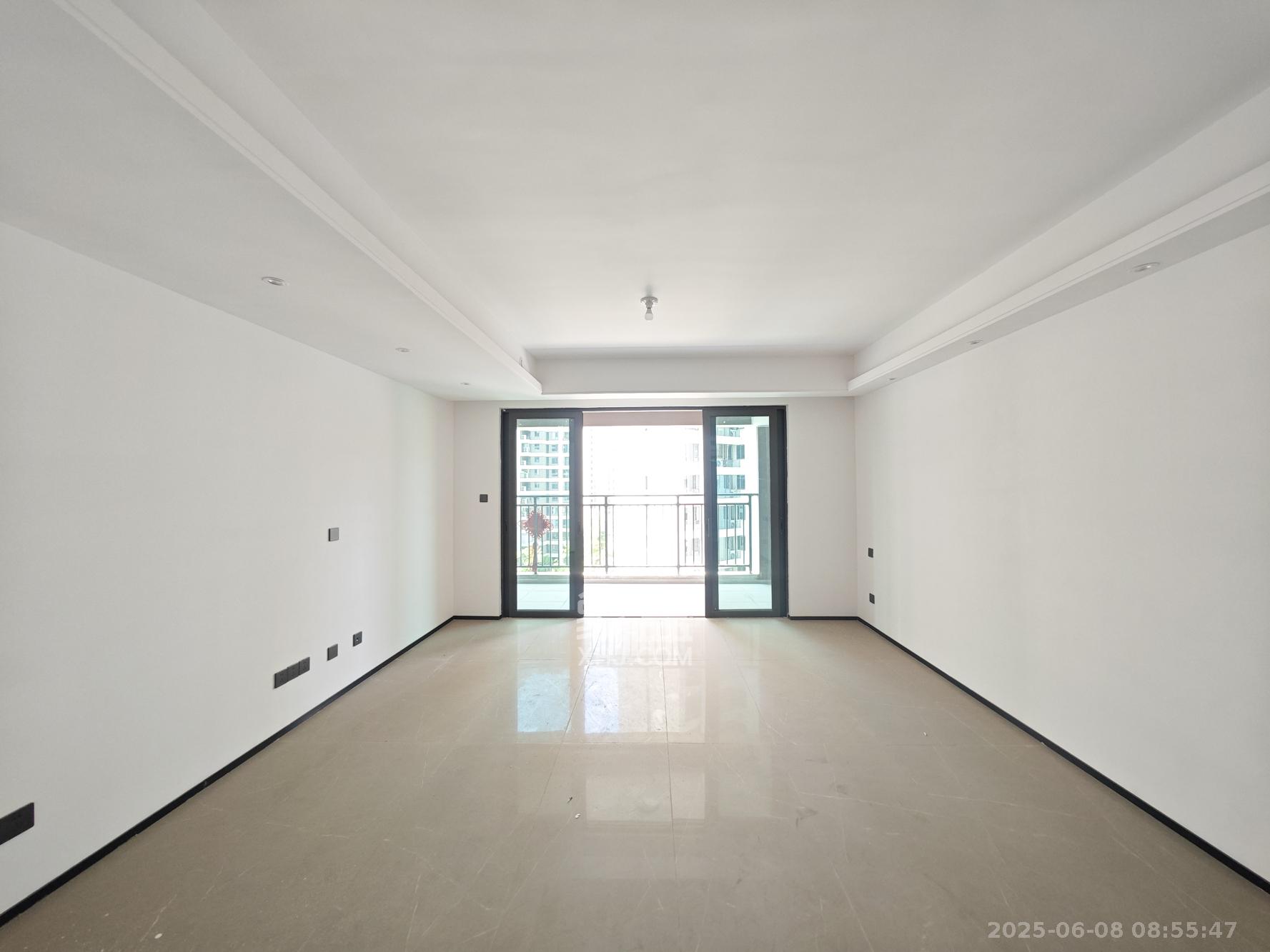 金地都会风華  4室2厅2卫    200.0万客厅