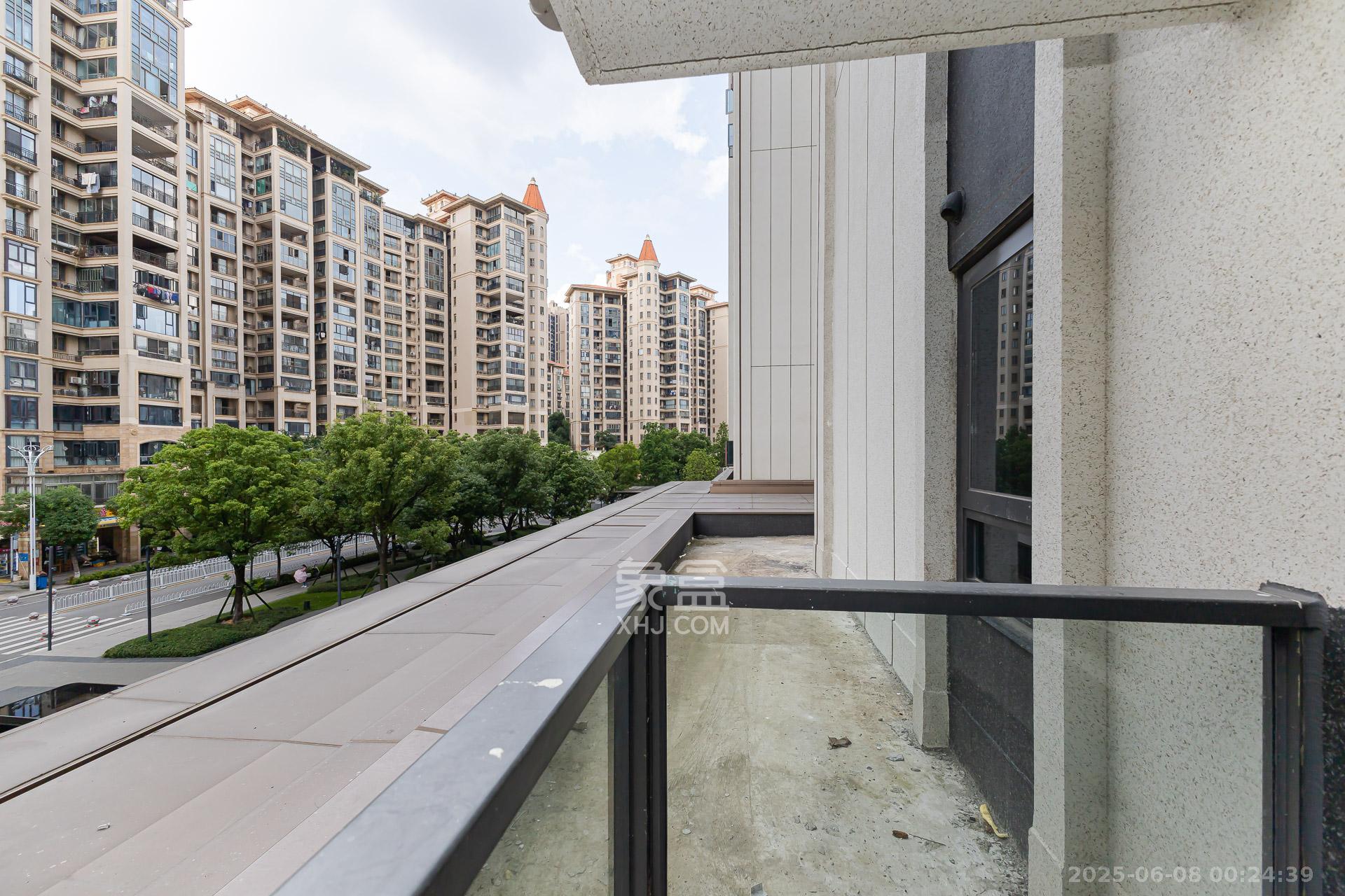 时代倾城汀蓝(时代倾城六期) 3室2厅3卫 179.0万 时代倾城汀蓝(时代倾城六期) 3室2厅3卫 179.0万阳台