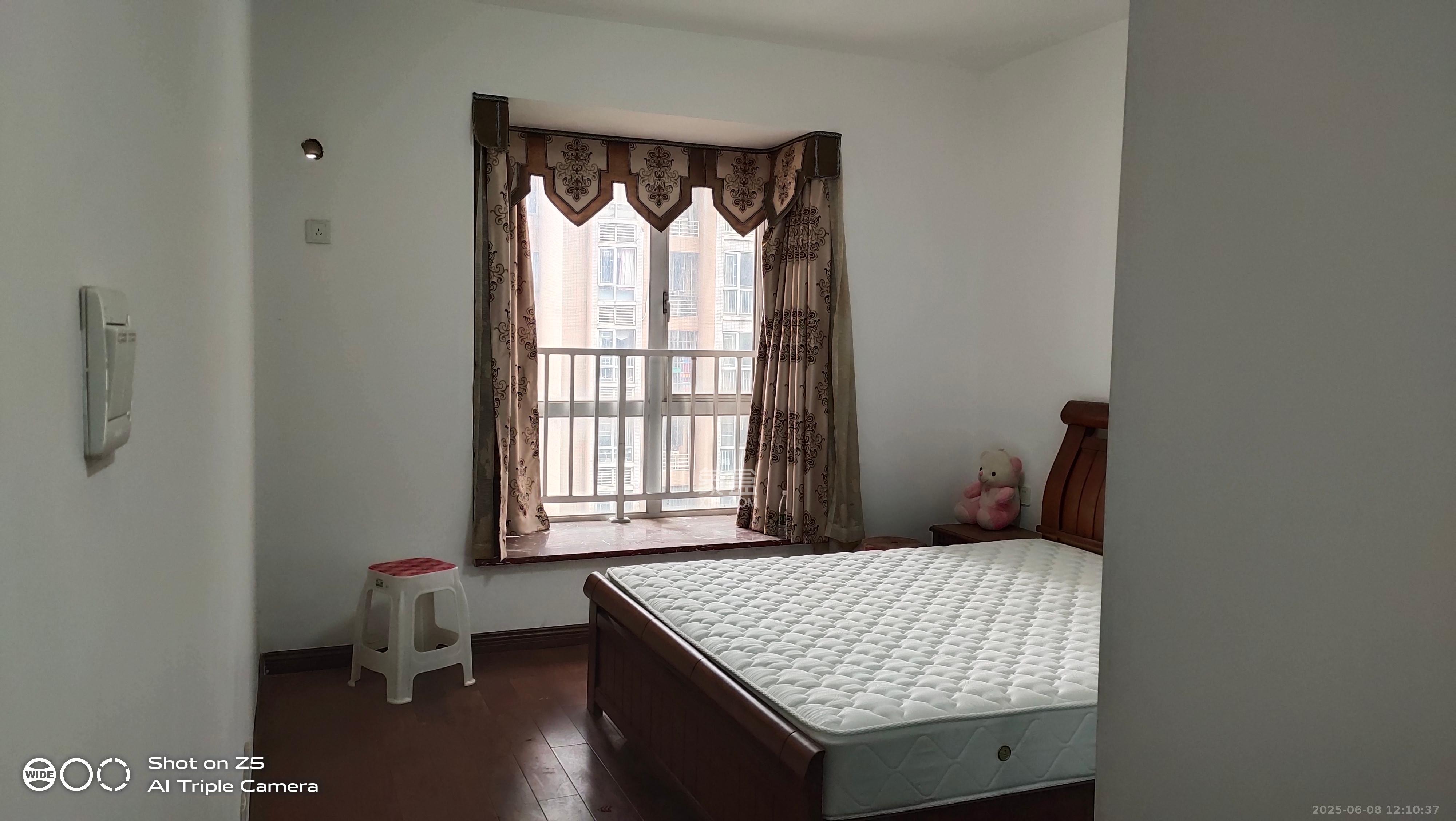 恒广国际景园一二区 4室2厅2卫 3200.0元/月 恒广国际景园一二区 4室2厅2卫 3200.0元/月室内图