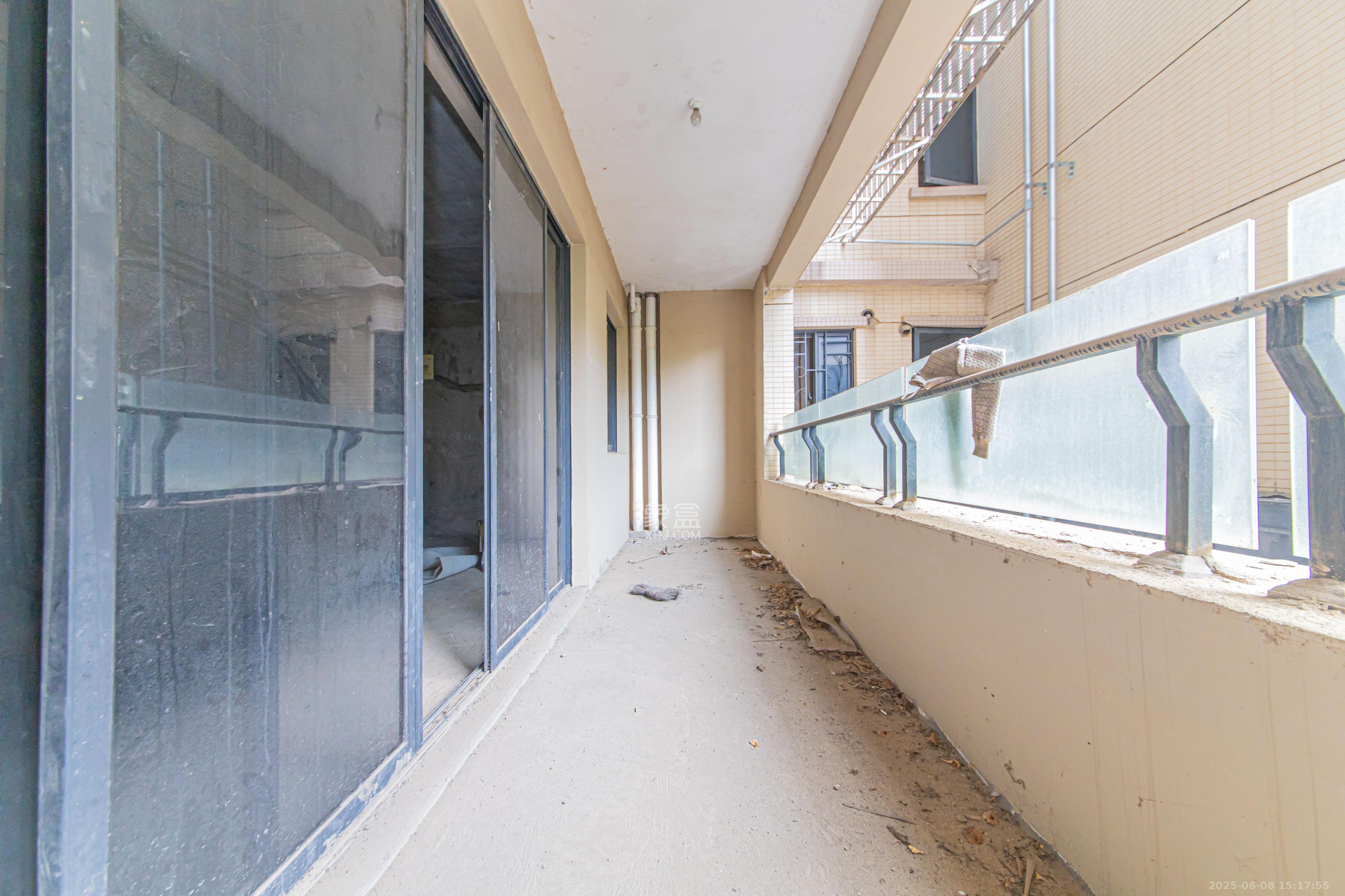 保利花园 3室2厅1卫 96.0万 保利花园 3室2厅1卫 96.0万阳台